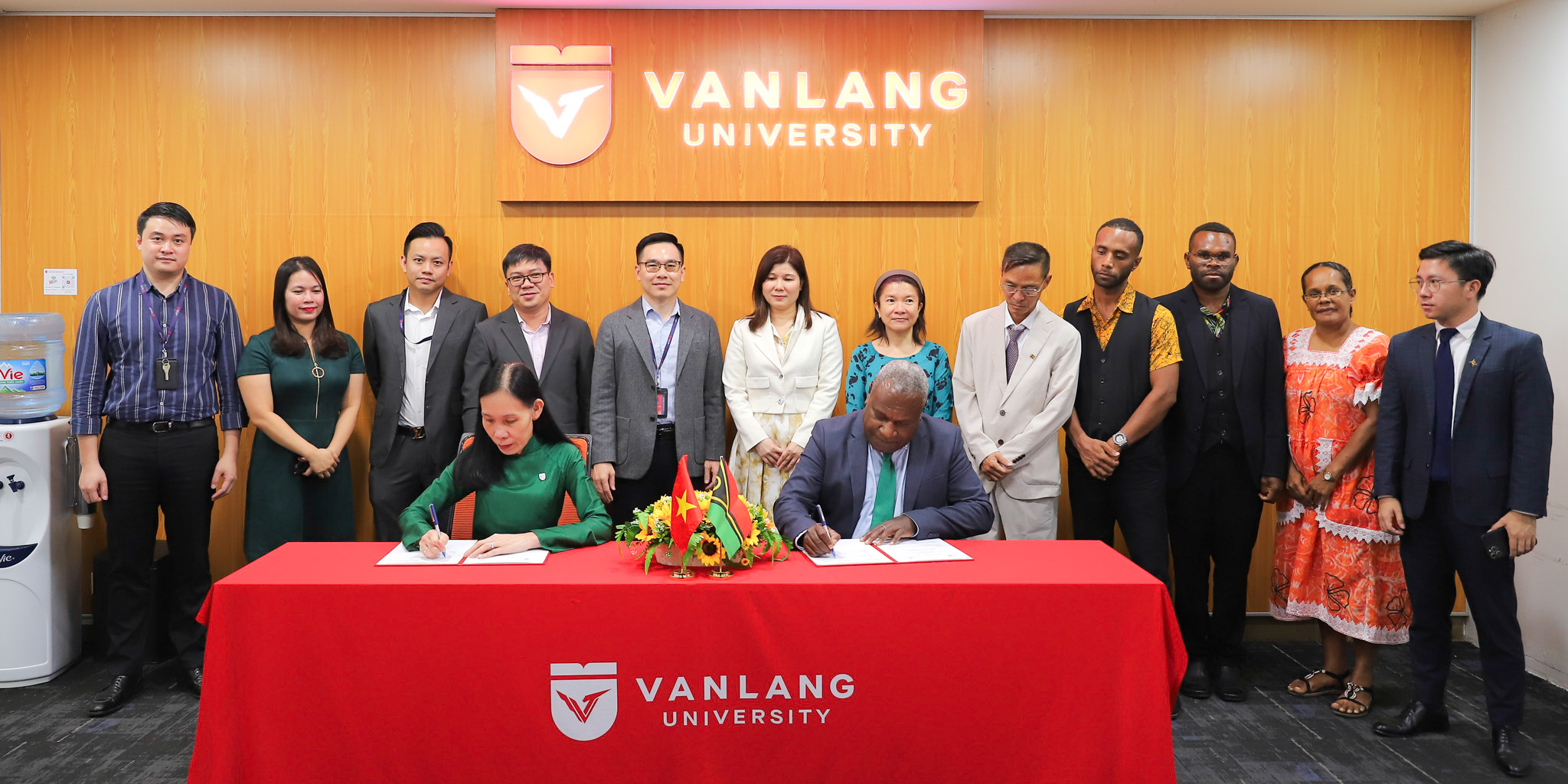 vlu-le-ky-ket-mou-thuc-day-hop-tac-giao-duc-giua-truong-dai-hoc-van-lang-va-bo-giao-duc-dat-nuoc-vanuatu-c.jpg