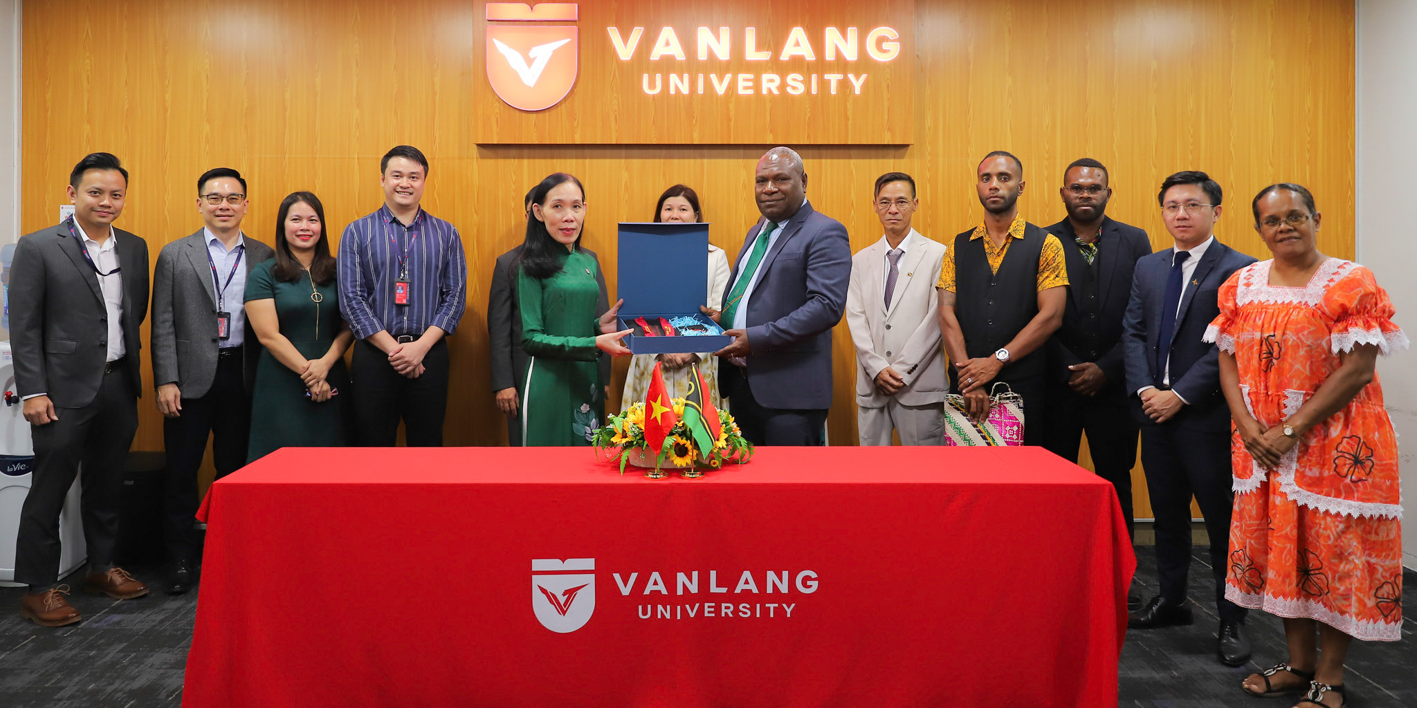 vlu-le-ky-ket-mou-thuc-day-hop-tac-giao-duc-giua-truong-dai-hoc-van-lang-va-bo-giao-duc-dat-nuoc-vanuatu-d.jpg