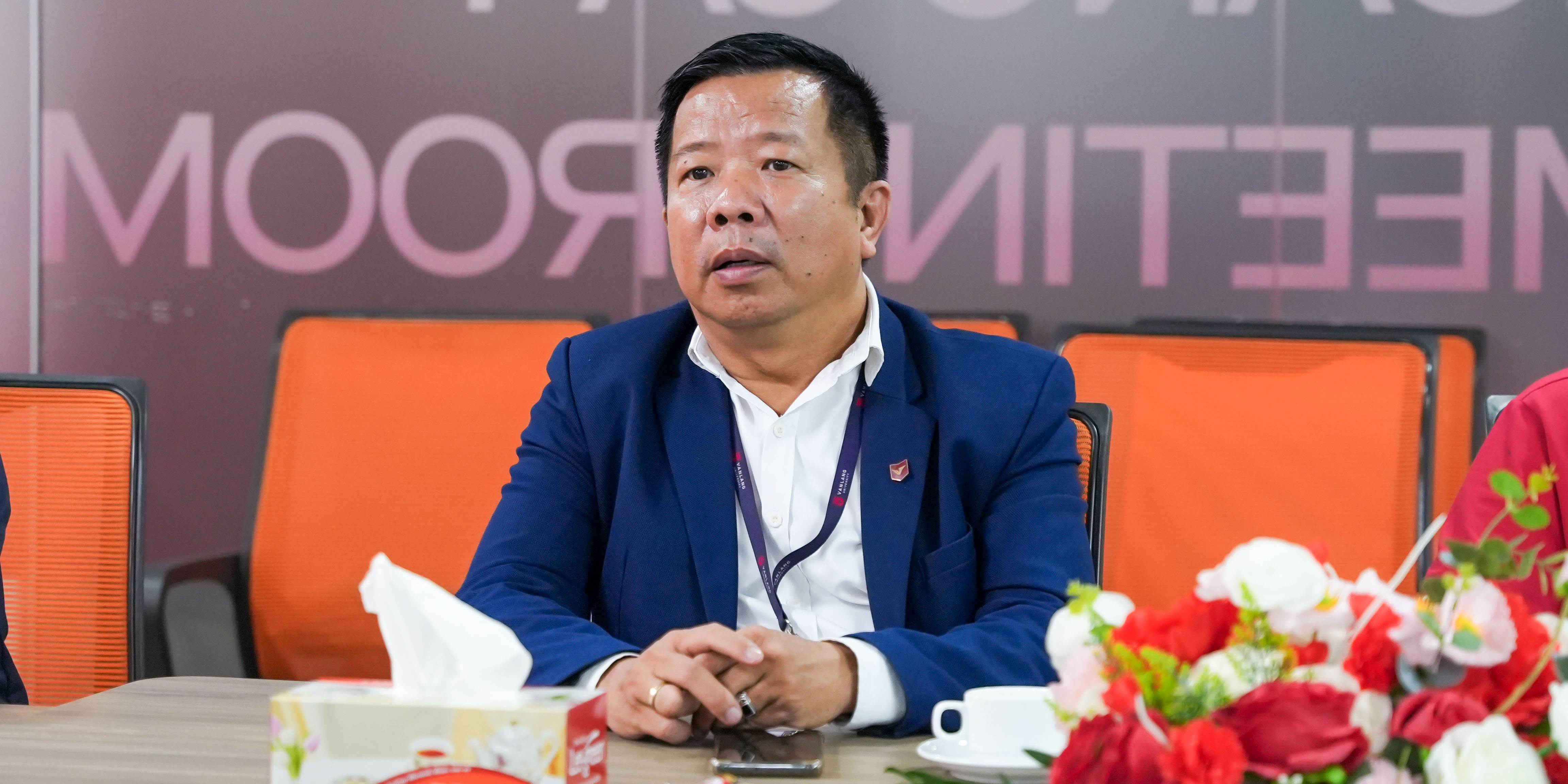vlu-le-nhan-ban-giao-tai-tro-thiet-bi-thi-nghiem-thiet-ke-vi-mach-a.jpg