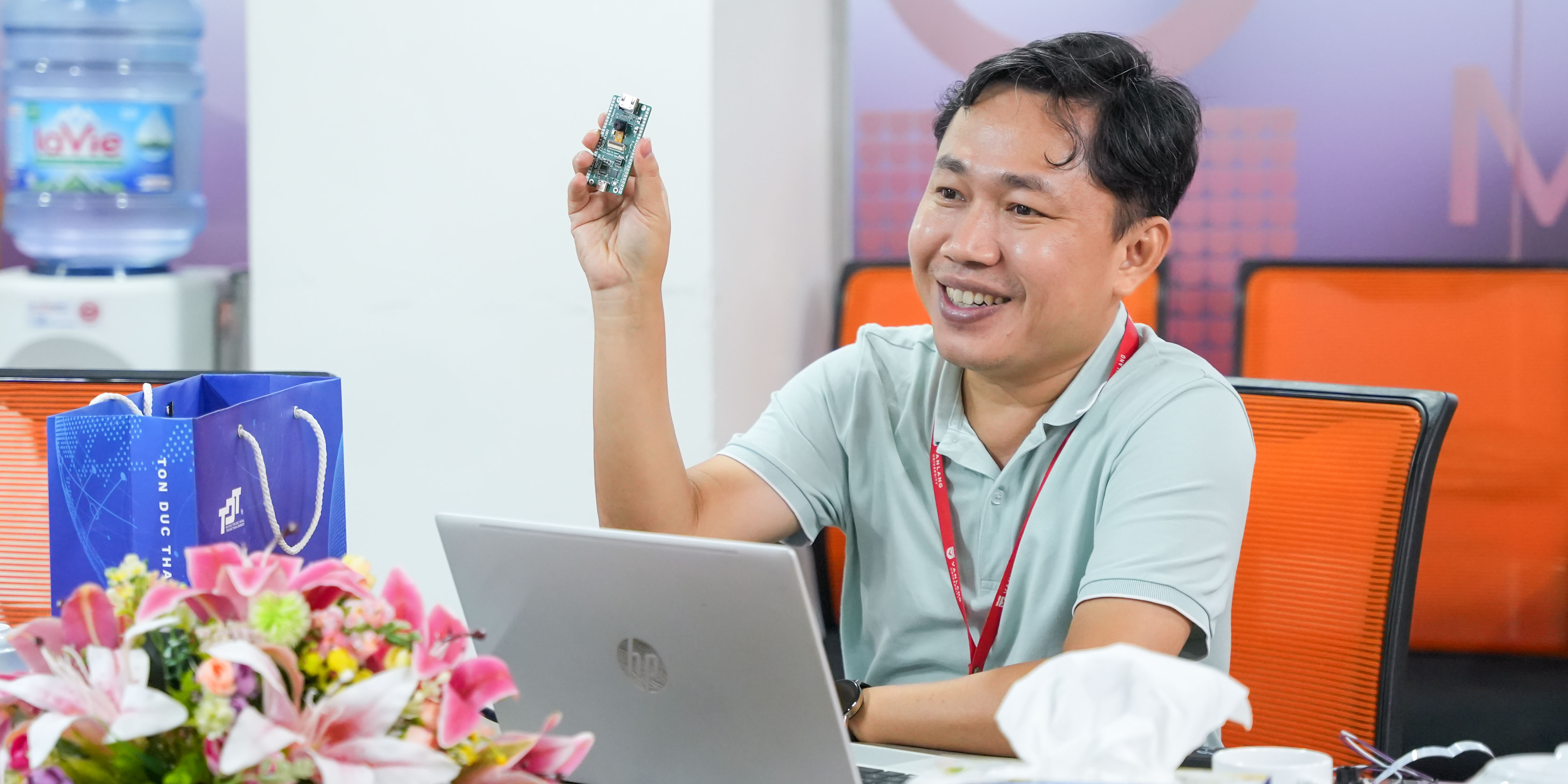 vlu-le-nhan-ban-giao-tai-tro-thiet-bi-thi-nghiem-thiet-ke-vi-mach-b.jpg
