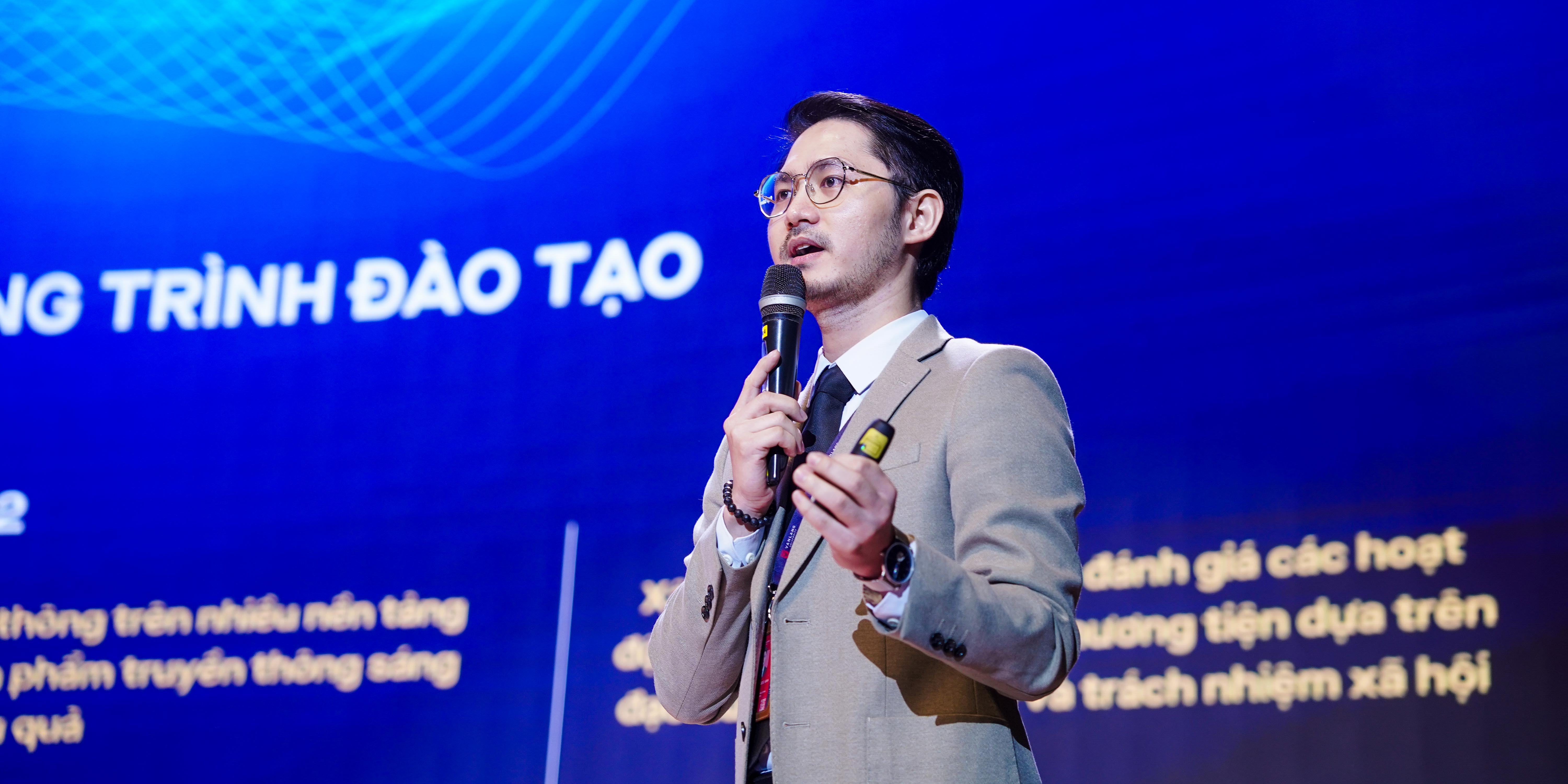 vlu-le-nhap-mon-khoa-quan-he-cong-chung-truyen-thong-engage-amplify-b.jpg