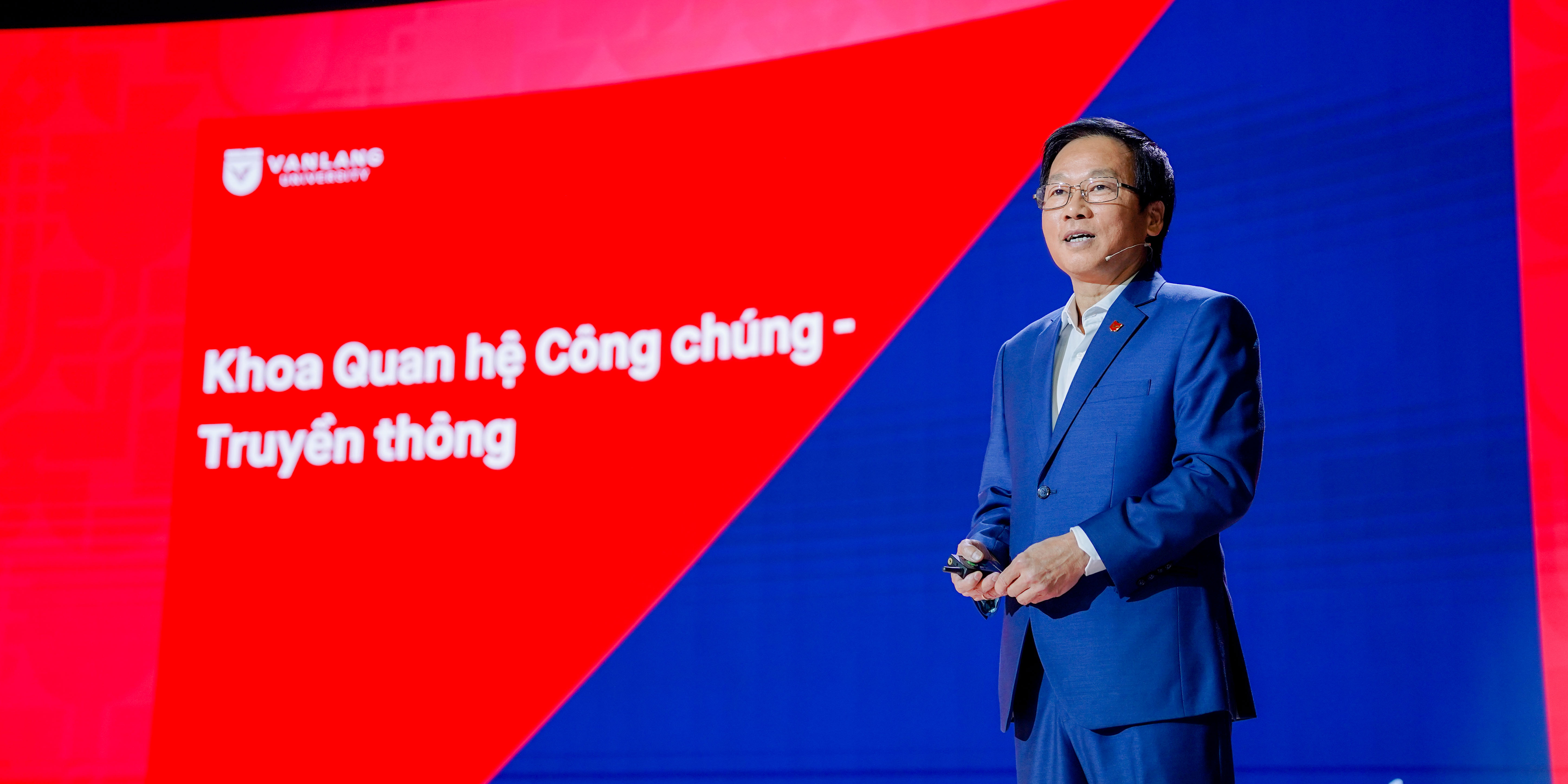 vlu-le-nhap-mon-khoa-quan-he-cong-chung-truyen-thong-engage-and-amplify-a.jpg