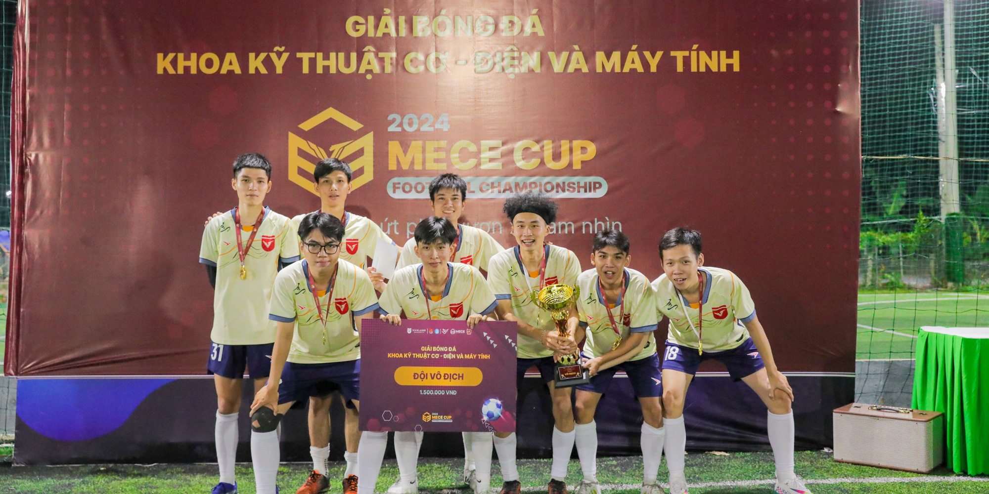 vlu-mece-cup-2024-chung-ket-giai-bong-da-khoa-ky-thuat-co--dien-va-may-tinh-b.jpg