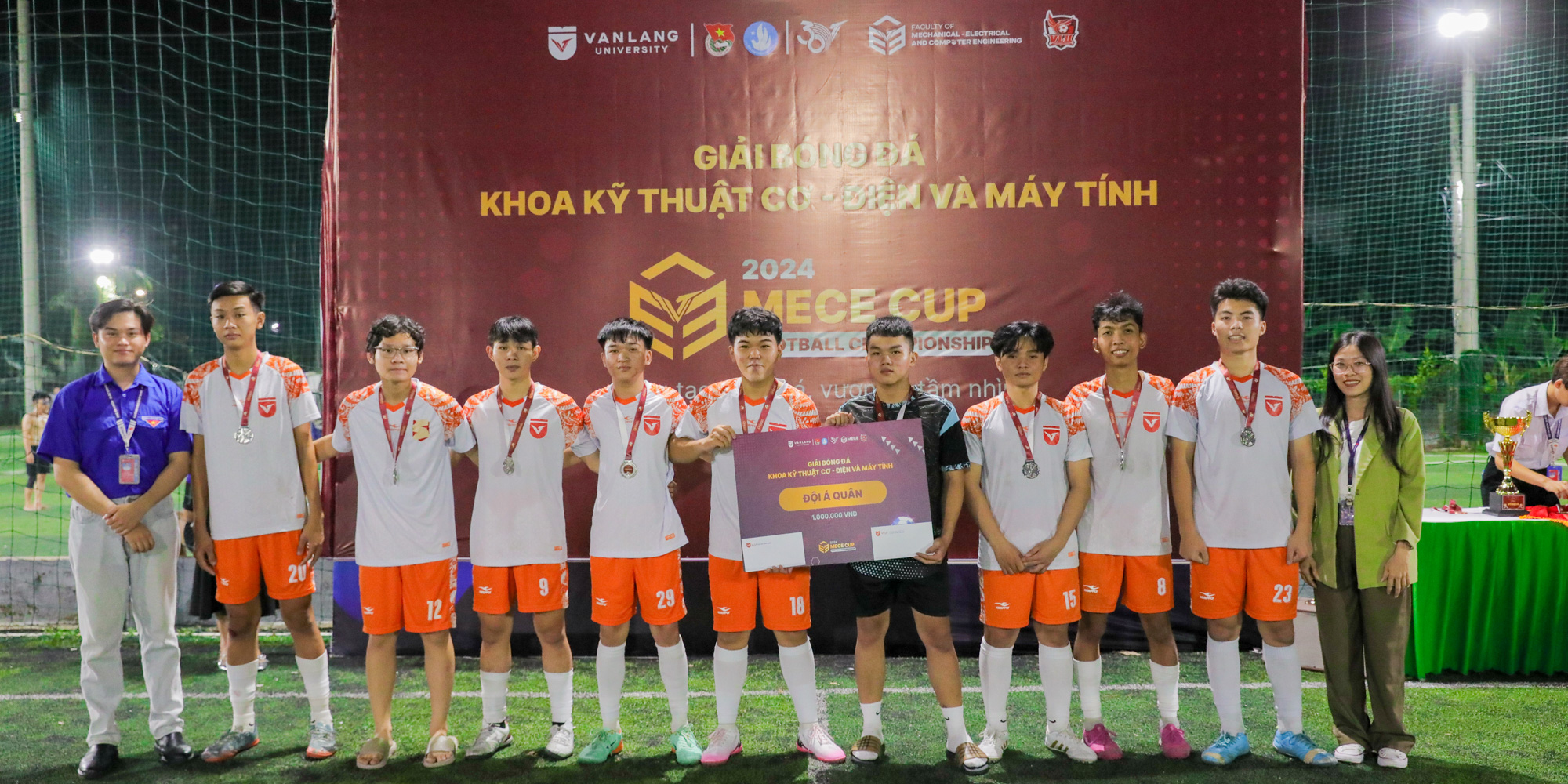vlu-mece-cup-2024-chung-ket-giai-bong-da-khoa-ky-thuat-co--dien-va-may-tinh-c.jpg