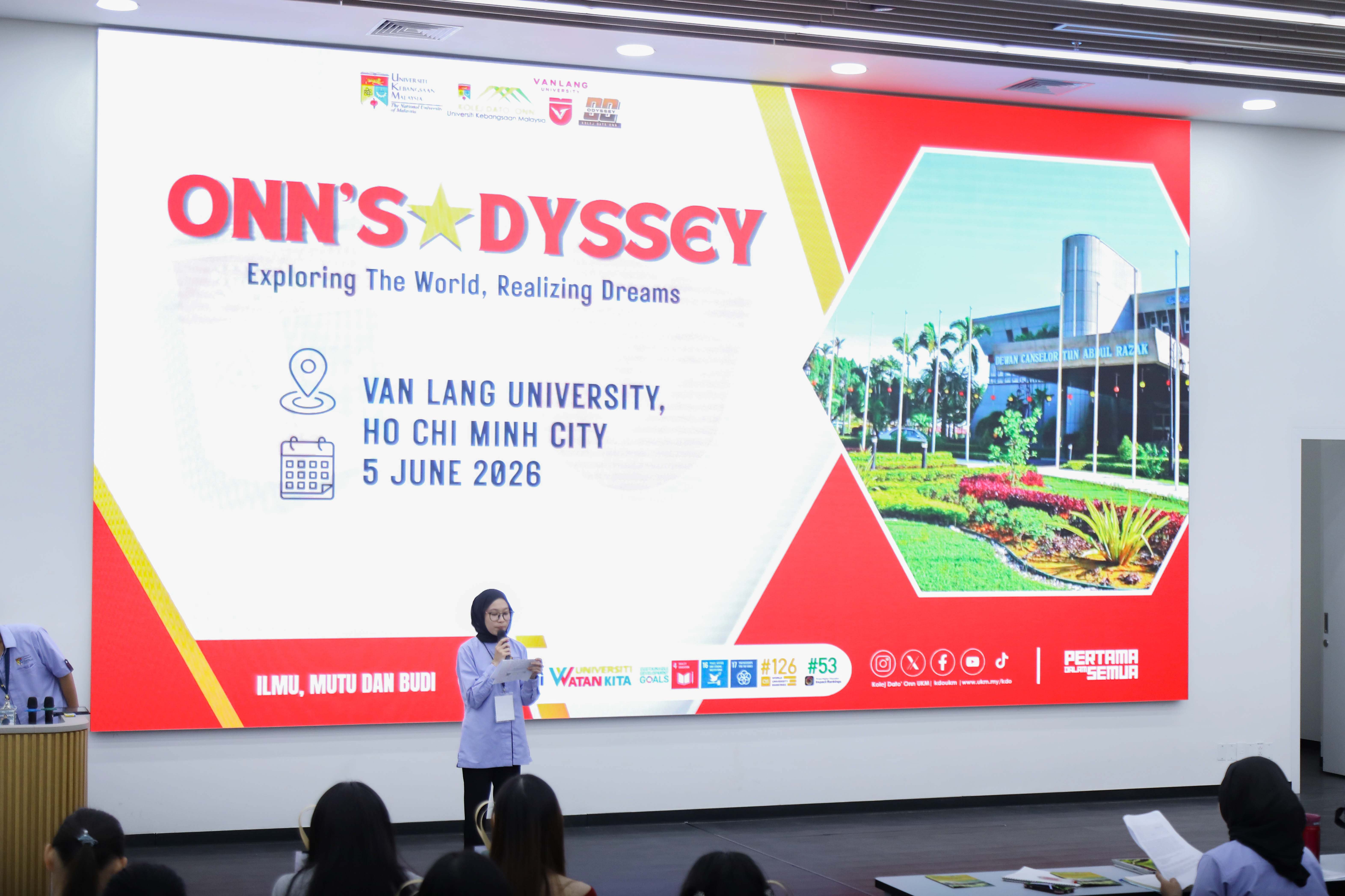 vlu-mo-rong-canh-cua-hoi-nhap-ngay-hoi-giao-luu-hoc-thuat-va-van-hoa-giua-sinh-vien-van-lang-va-sinh-vien-universiti-kebangsaan-malaysia-(ukm),-the-national-university-of-malaysia-b (2).jpg