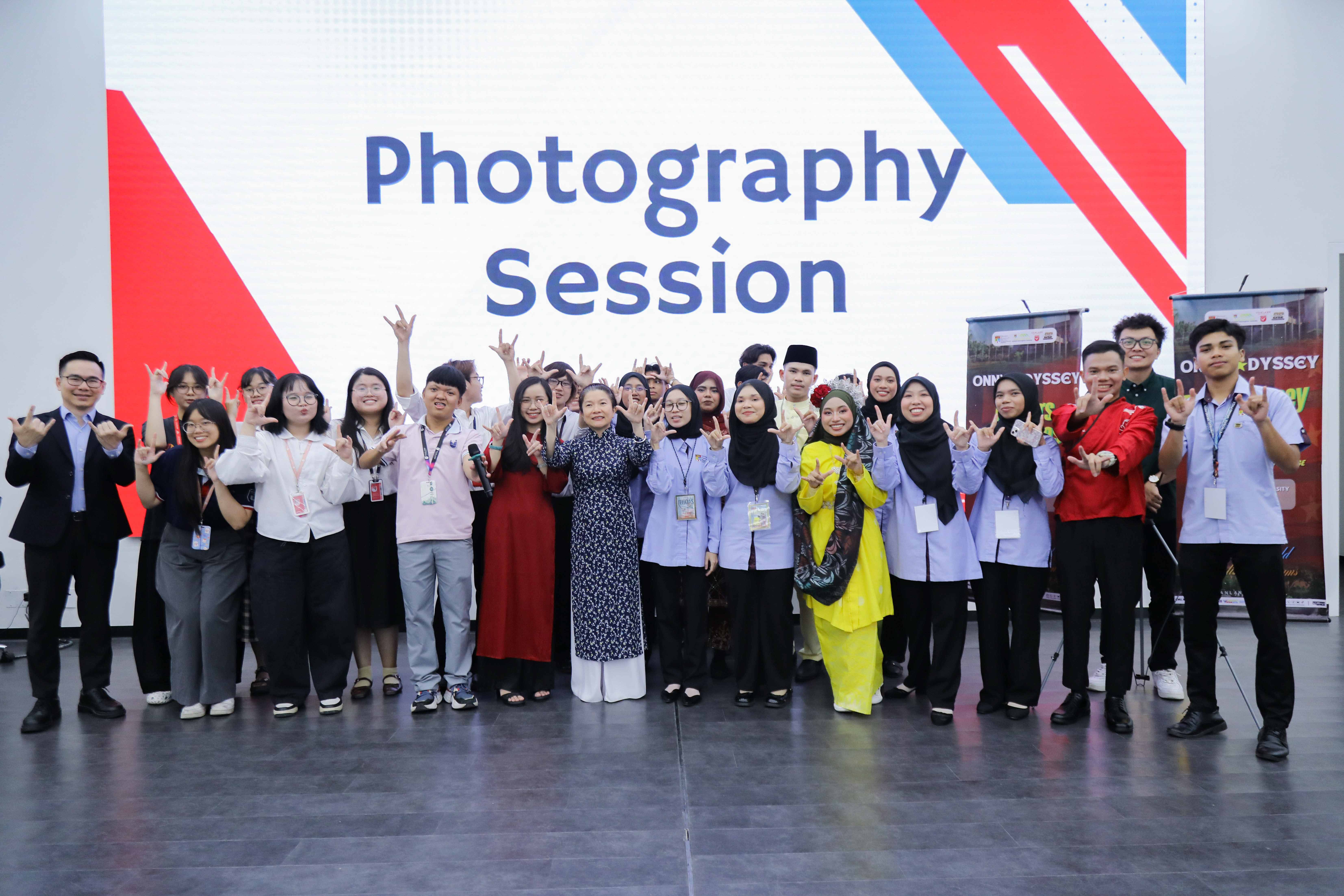 vlu-mo-rong-canh-cua-hoi-nhap-ngay-hoi-giao-luu-hoc-thuat-va-van-hoa-giua-sinh-vien-van-lang-va-sinh-vien-universiti-kebangsaan-malaysia-(ukm),-the-national-university-of-malaysia-d.jpg