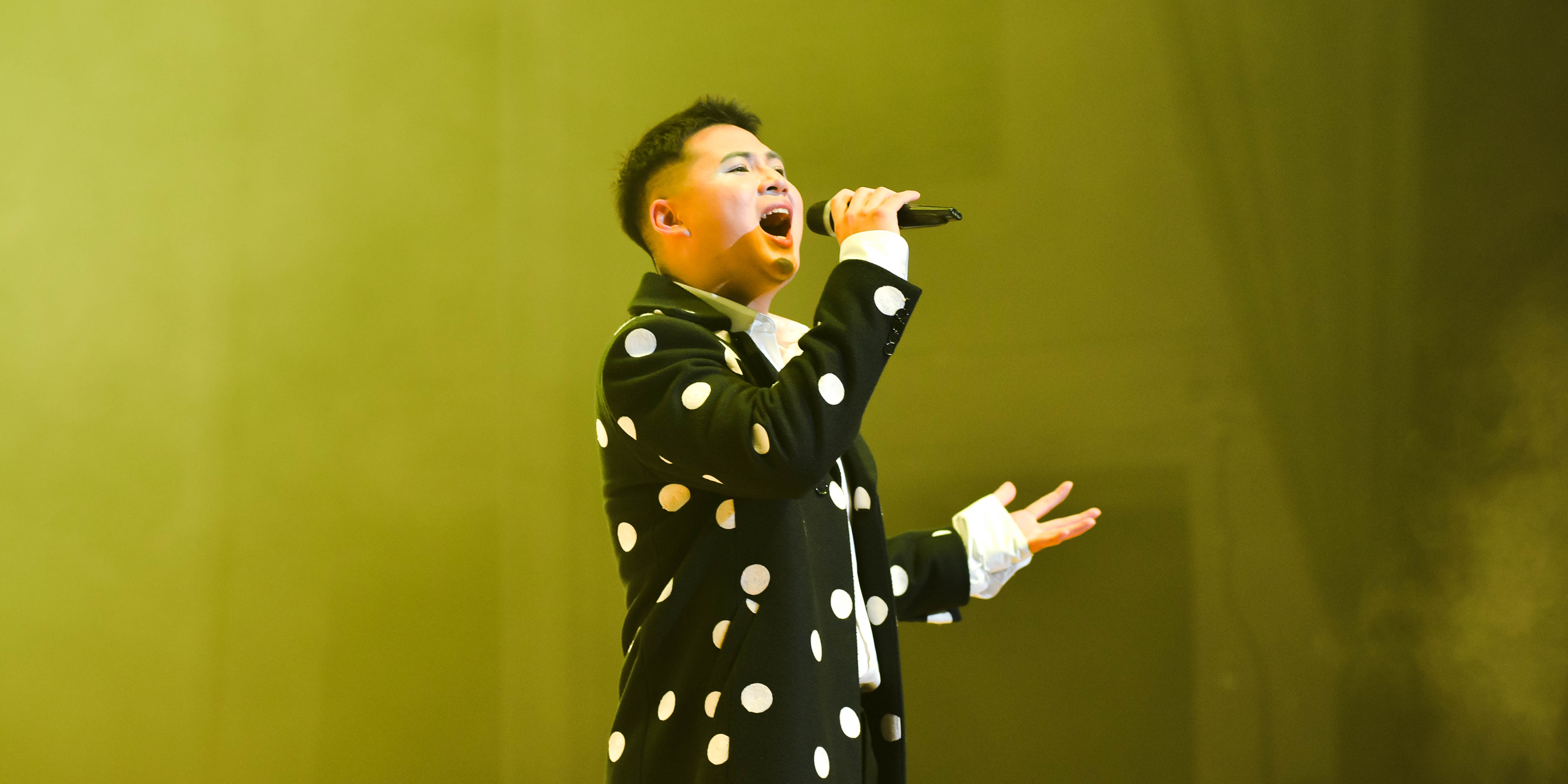 vlu-neon-hoai-yen-2023-mua-an-nhien-cham-ngo-2.jpg