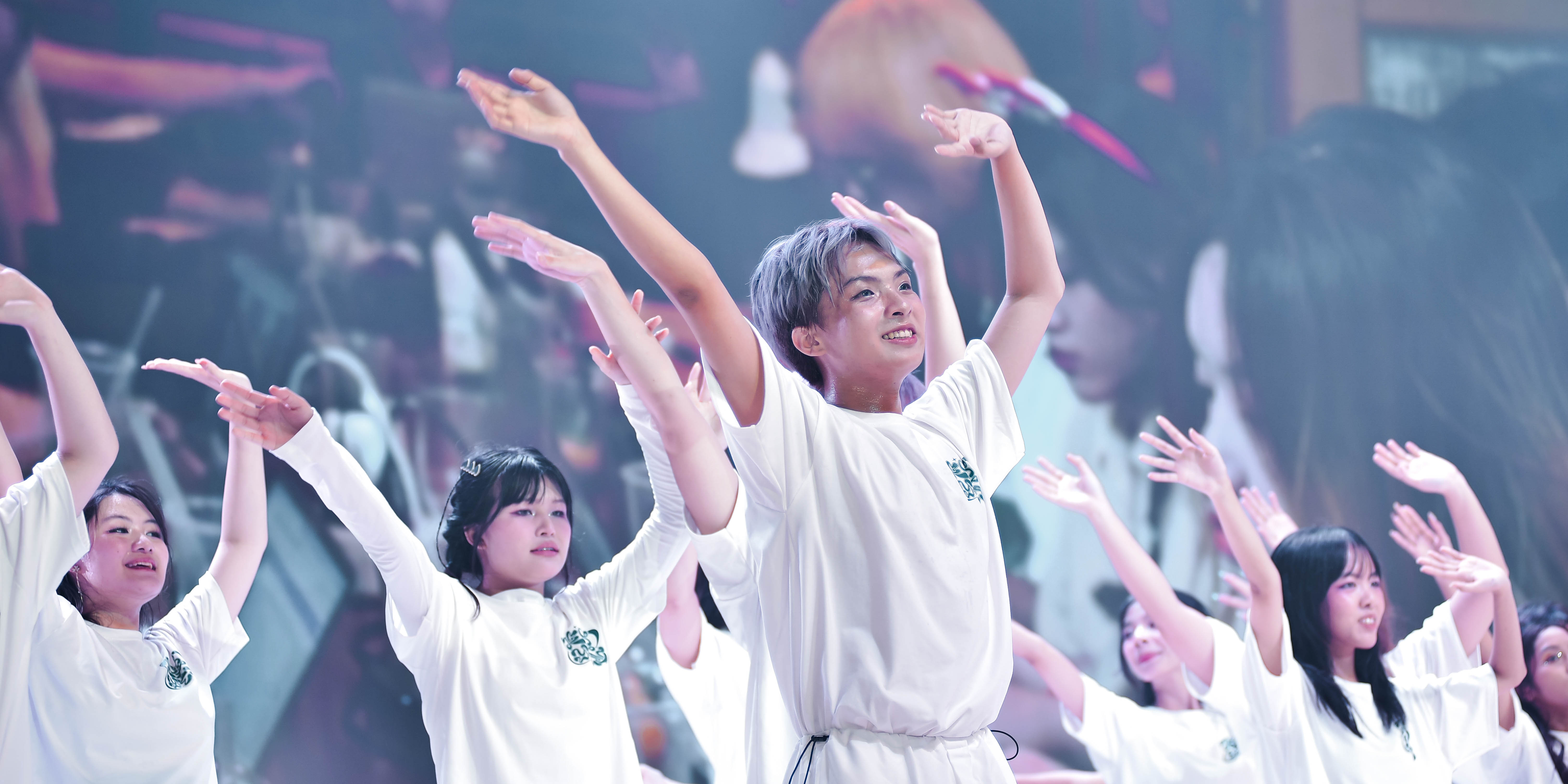vlu-neon-hoai-yen-2023-mua-an-nhien-cham-ngo-5.jpg