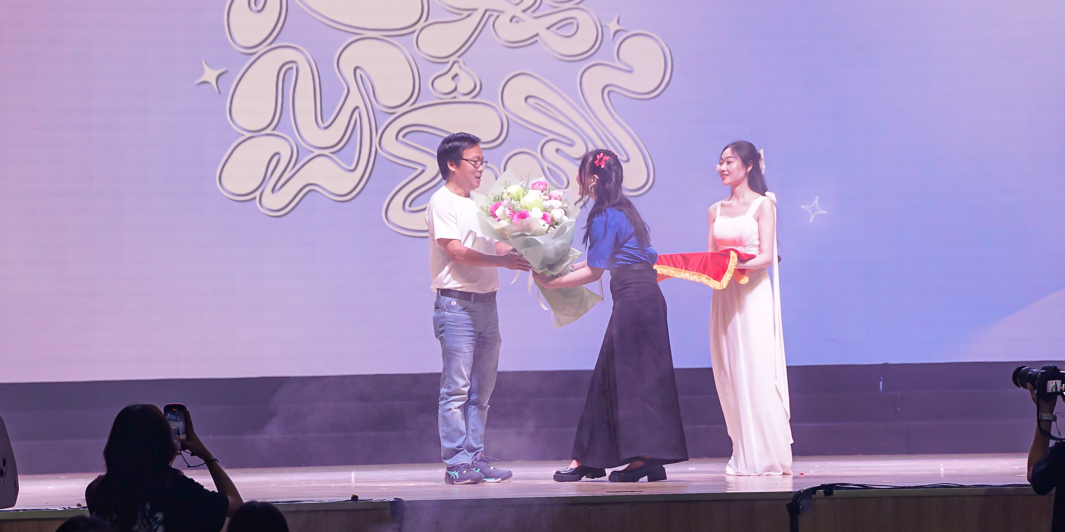 vlu-neon-hoai-yen-2023-mua-an-nhien-cham-ngo-b.jpg