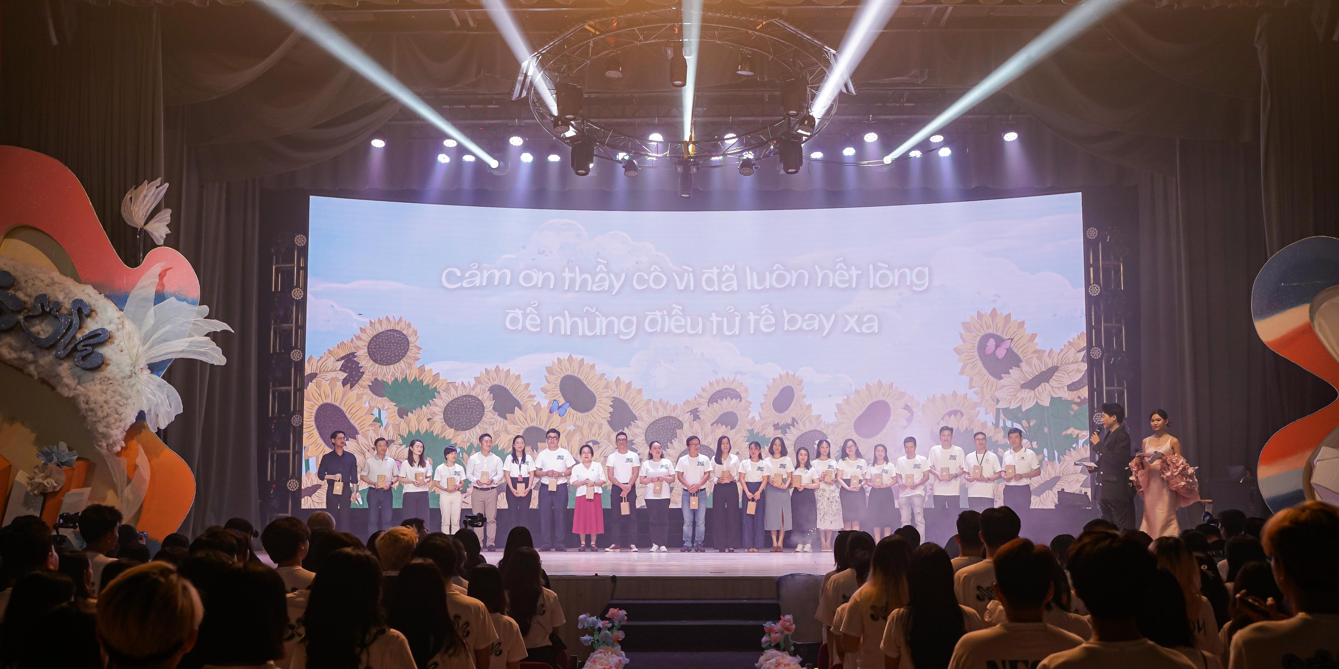 vlu-neon-hoai-yen-2023-mua-an-nhien-cham-ngo-c.jpg