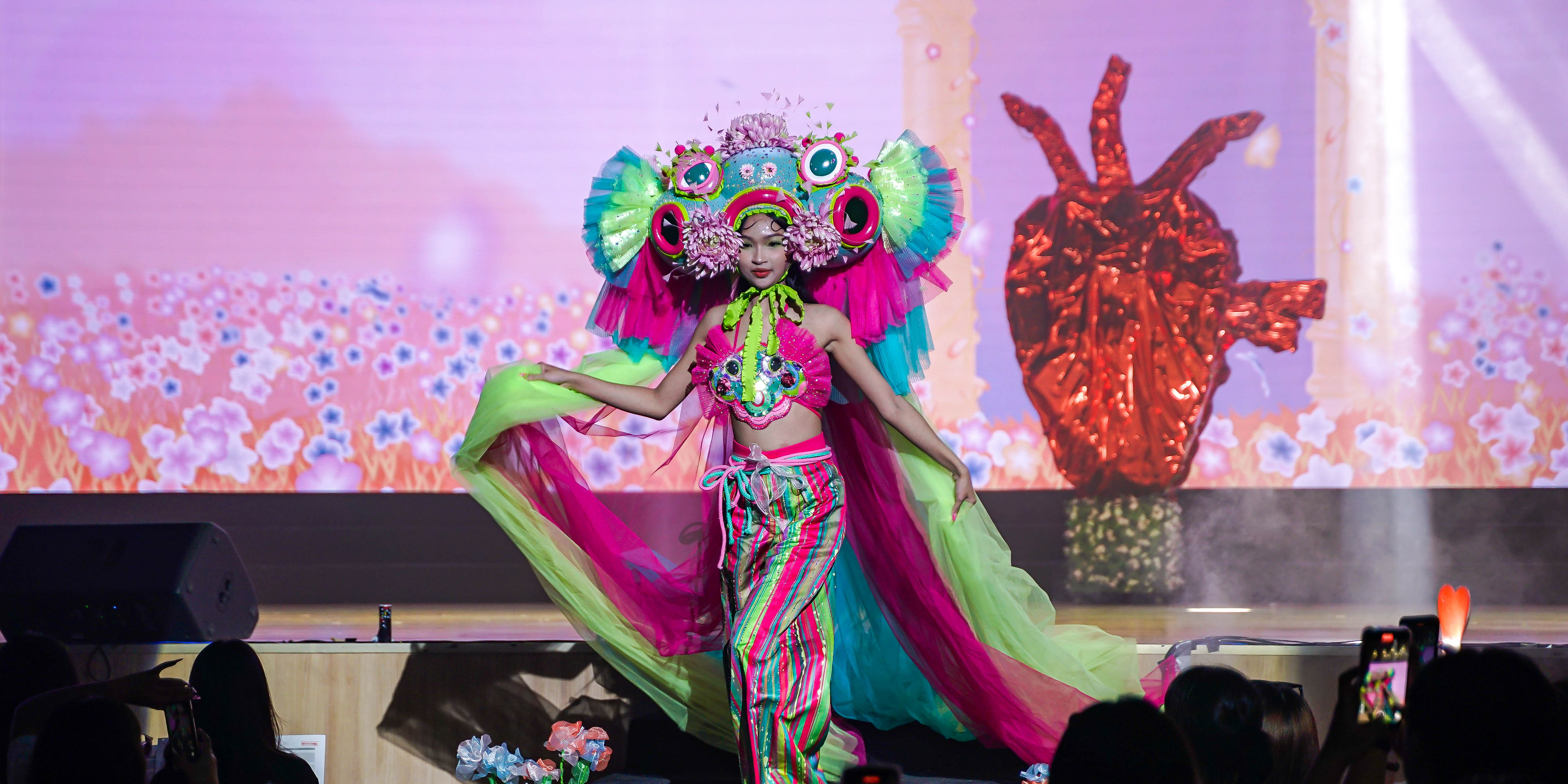 vlu-neon-hoai-yen-2023-mua-an-nhien-cham-ngo-d.jpg