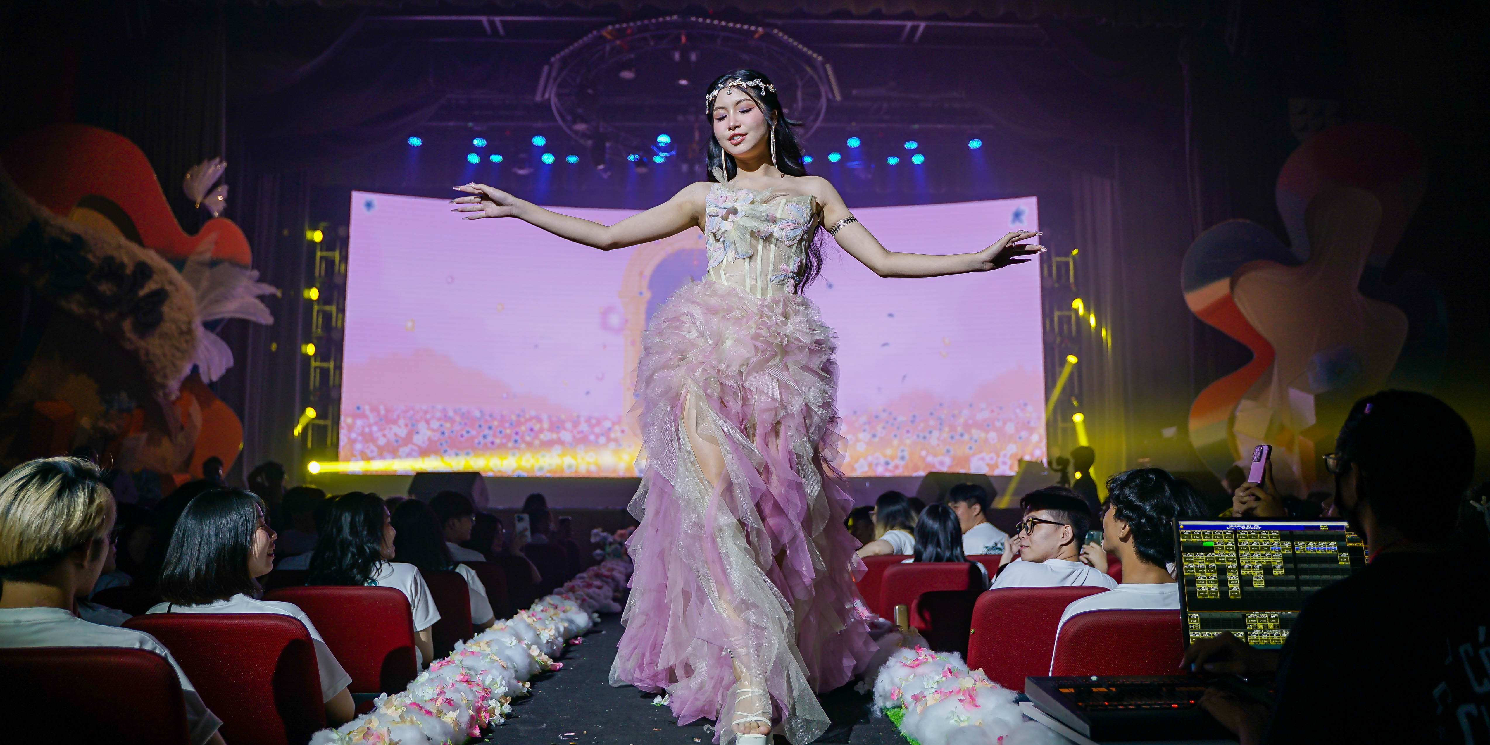 vlu-neon-hoai-yen-2023-mua-an-nhien-cham-ngo-e.jpg