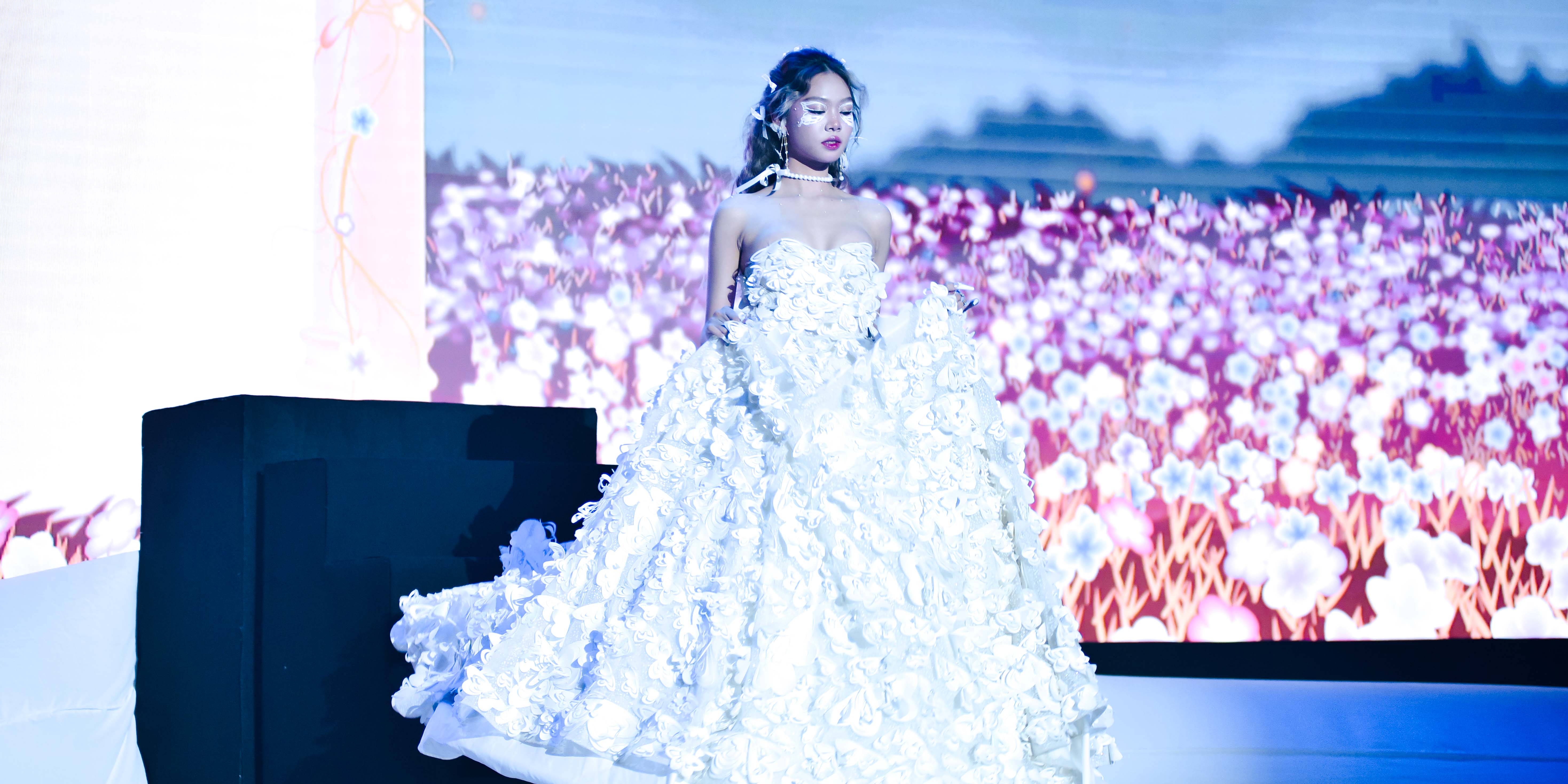 vlu-neon-hoai-yen-2023-mua-an-nhien-cham-ngo-j.jpg