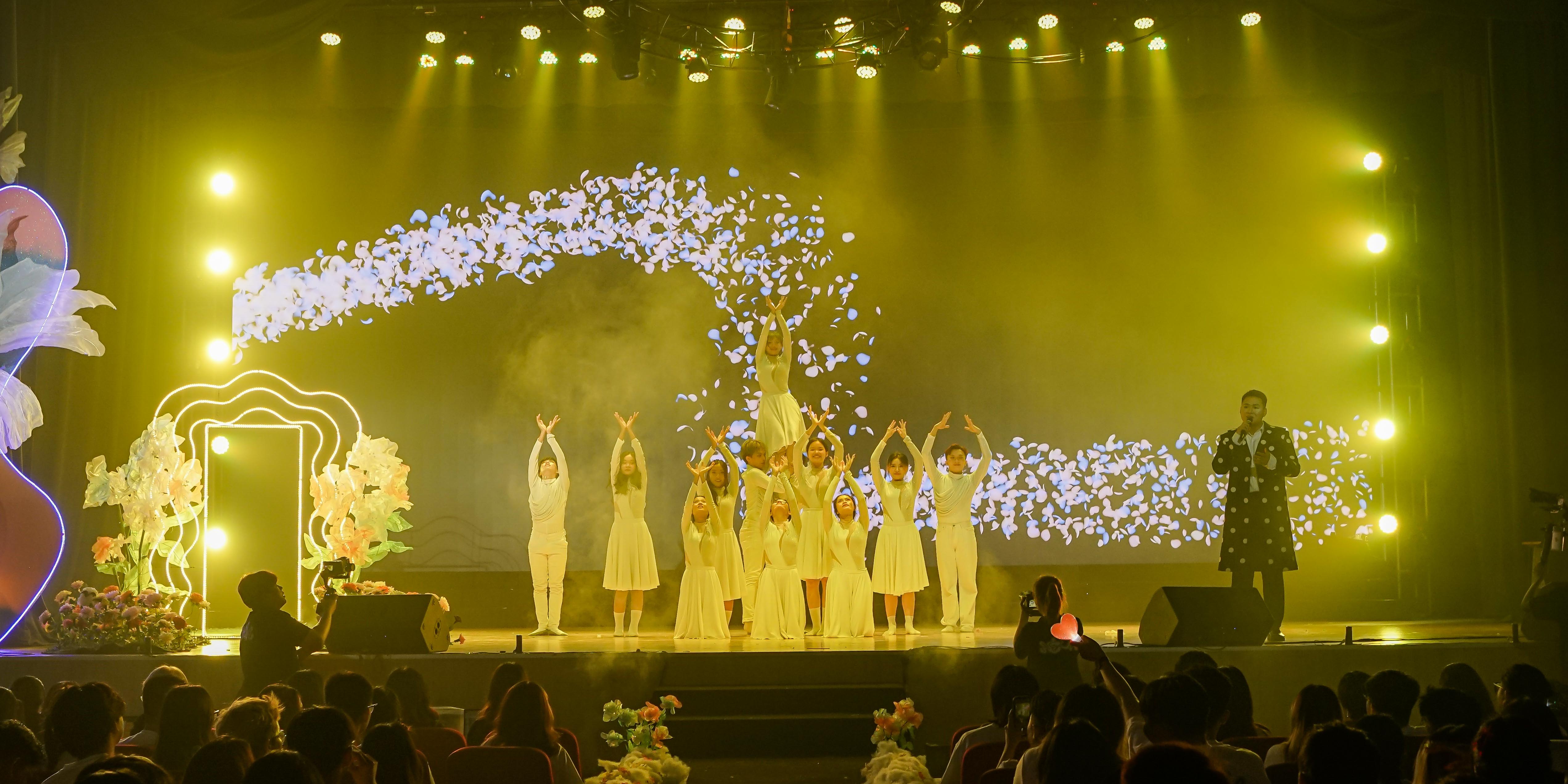vlu-neon-hoai-yen-2023-mua-an-nhien-cham-ngo-r.jpg