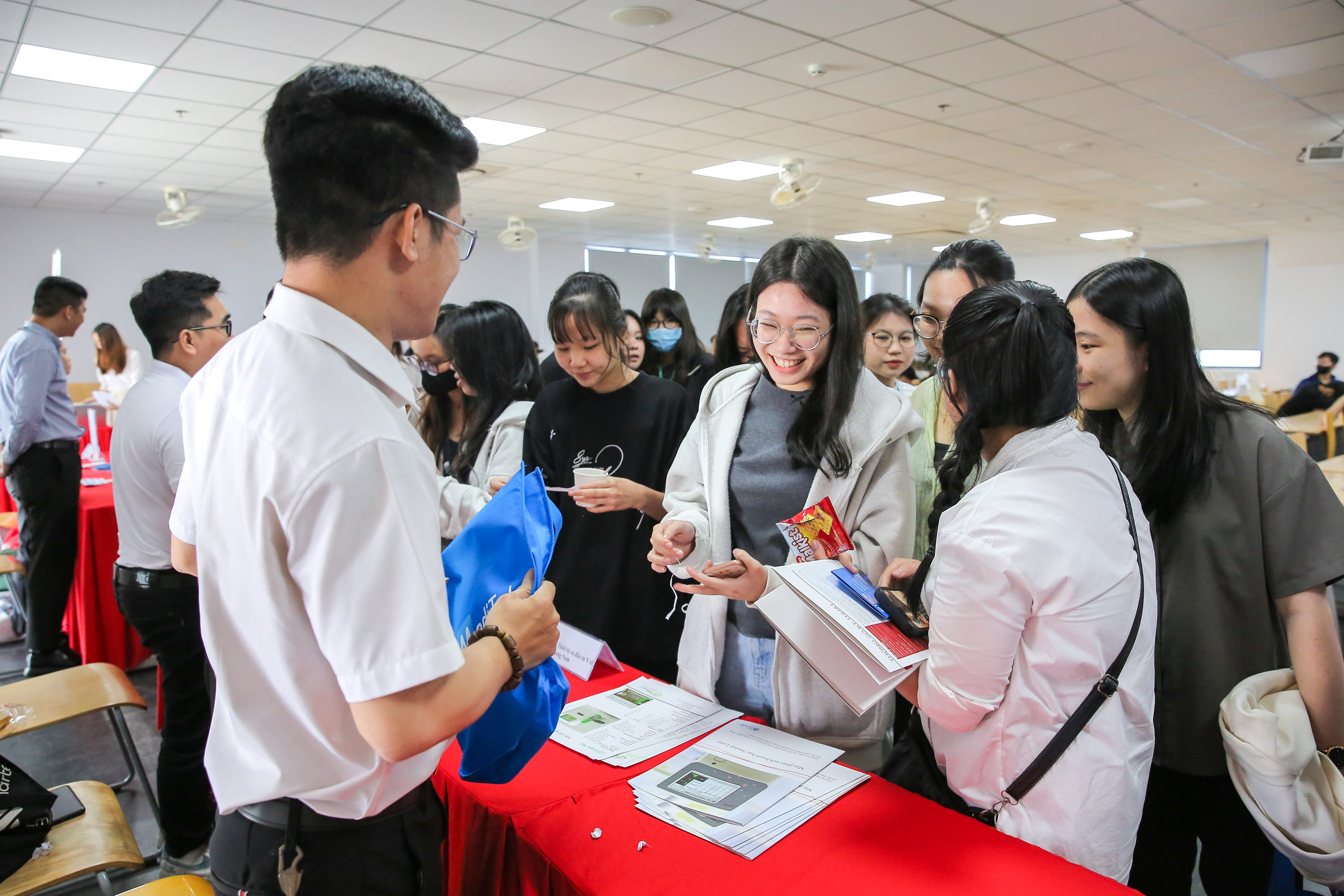 vlu-ngay-hoi-viec-lam-nam-2025-cau-noi-nghe-nghiep-ket-noi-tuong-lai_h.jpg