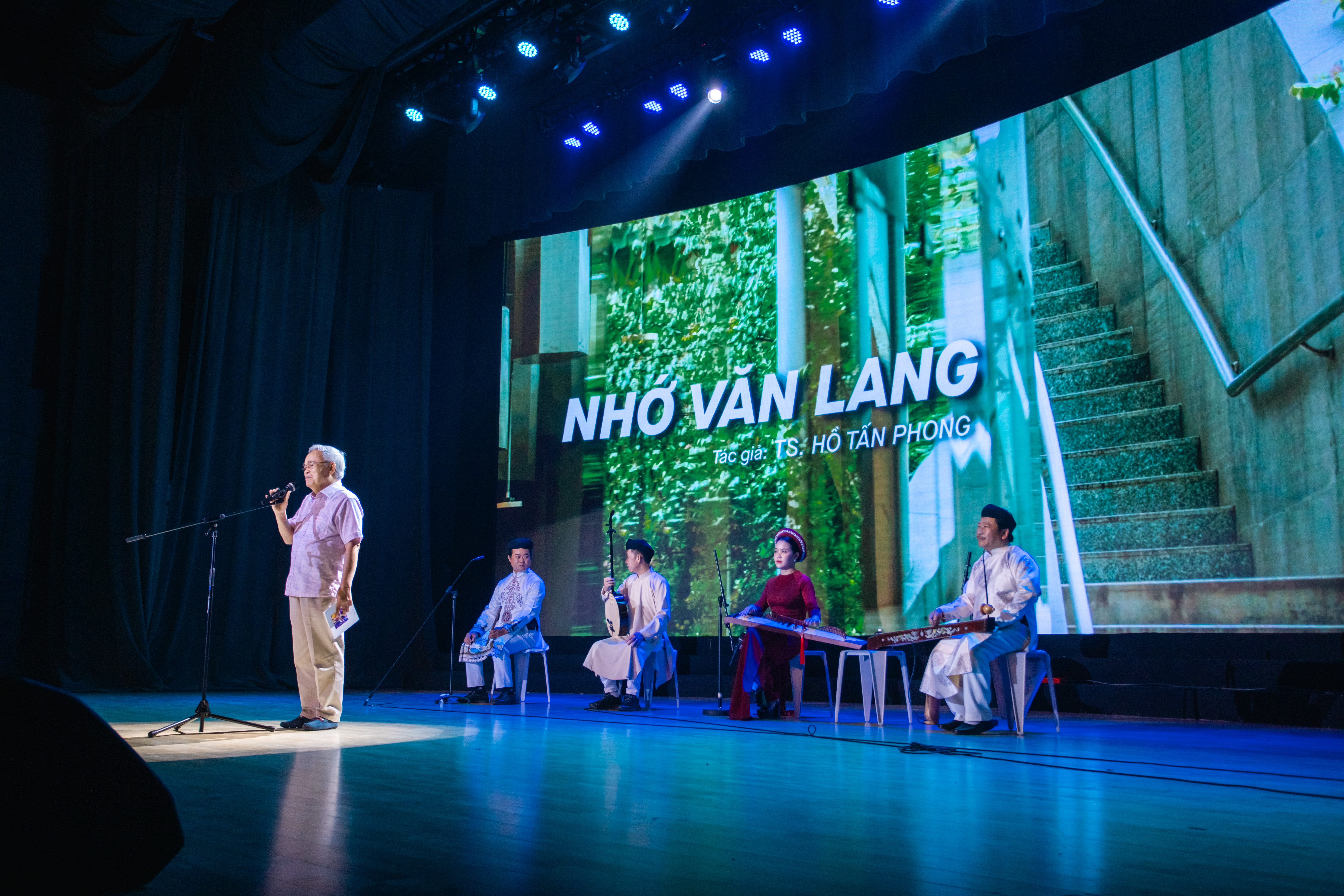 vlu-ngay-tho-van-lang-lan-toa-gia-tri-thi-ca-va-ra-mat-tap-tho-tieng-tho-van-lang-3.jpg