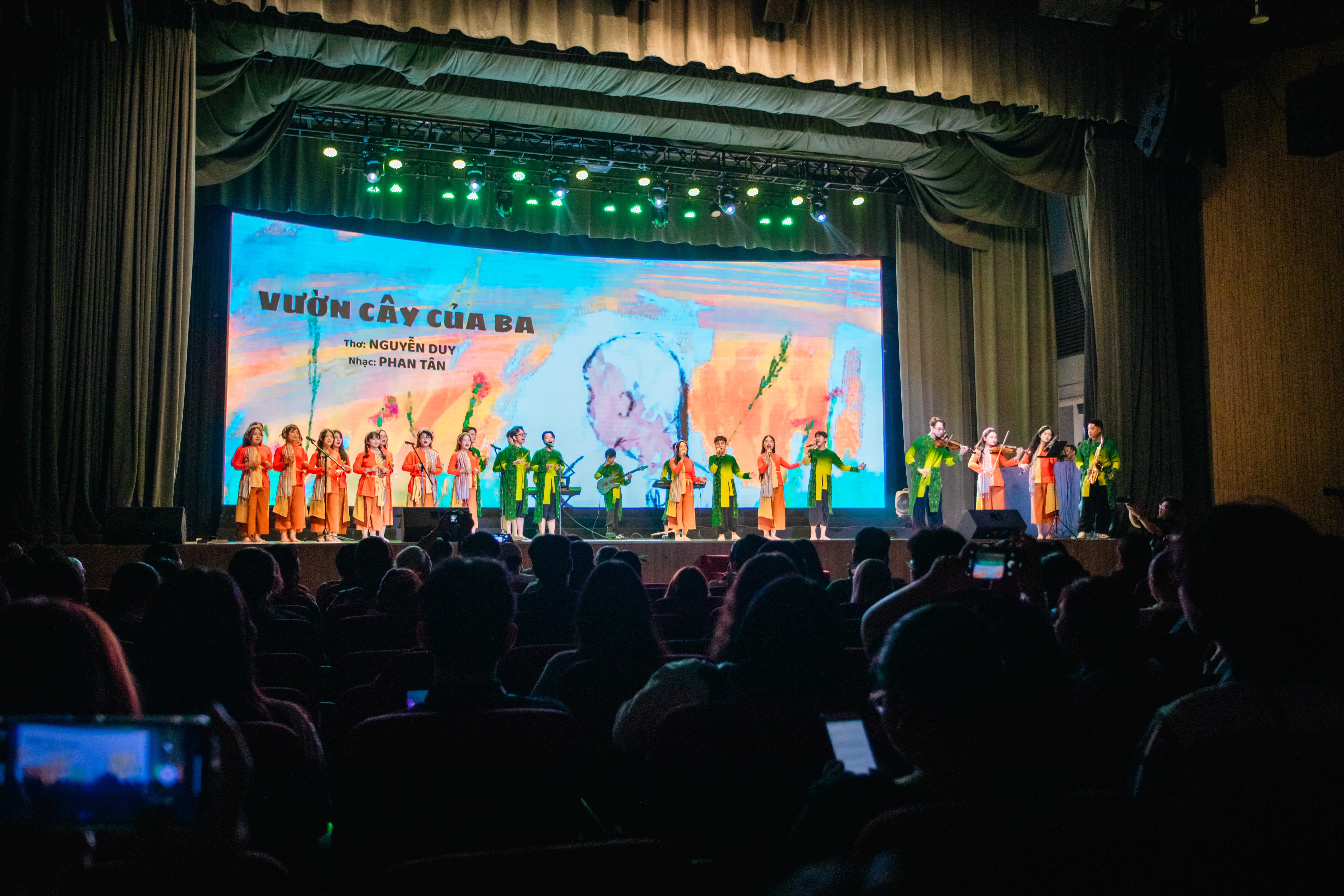 vlu-ngay-tho-van-lang-lan-toa-gia-tri-thi-ca-va-ra-mat-tap-tho-tieng-tho-van-lang-5.jpg