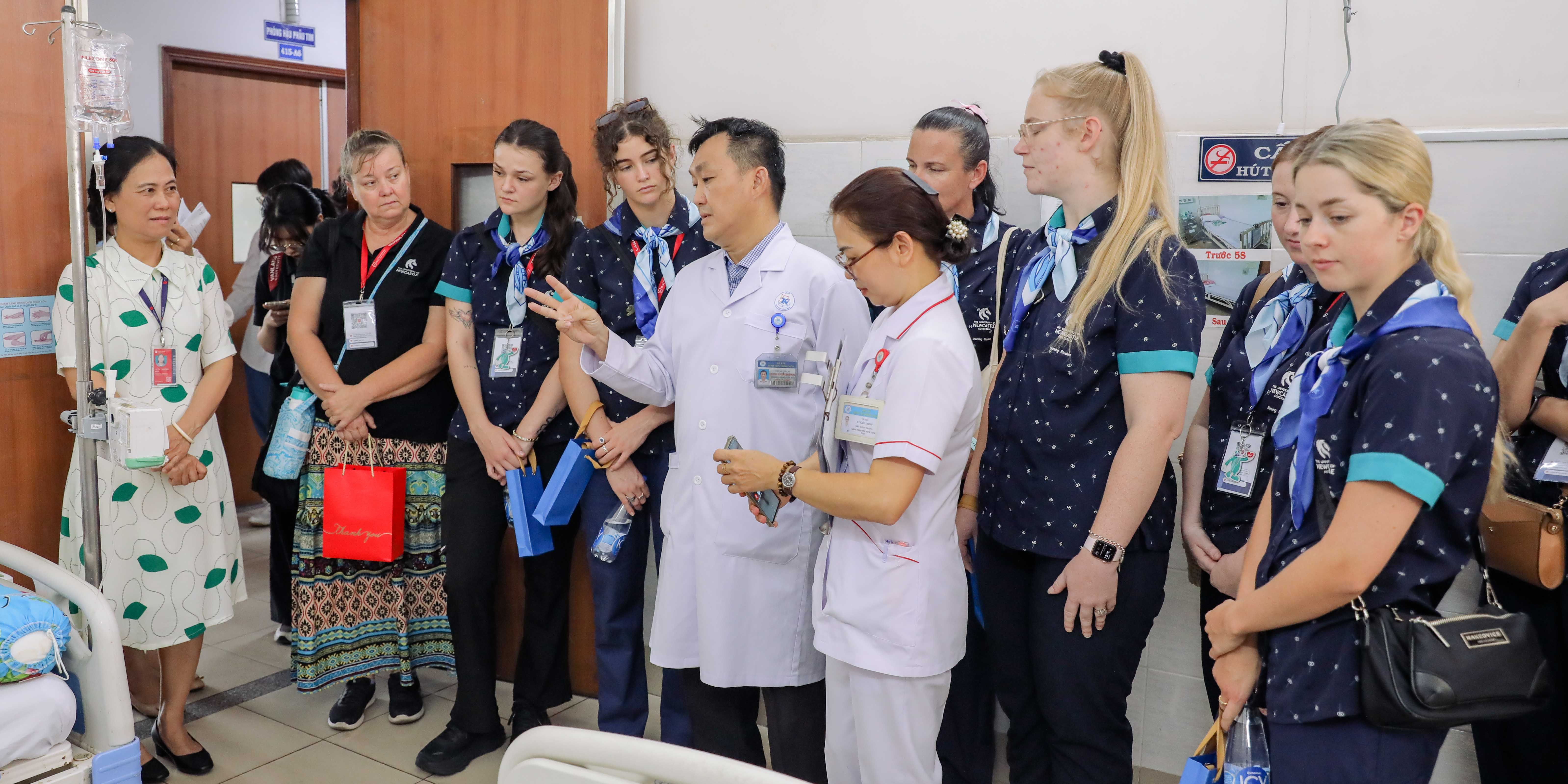 vlu-nhieu-hoat-dong-giao-luu-hap-dan-danh-cho-sinh-vien-nganh-dieu-duong-dai-hoc-newcastle-va-vlu-q.jpg
