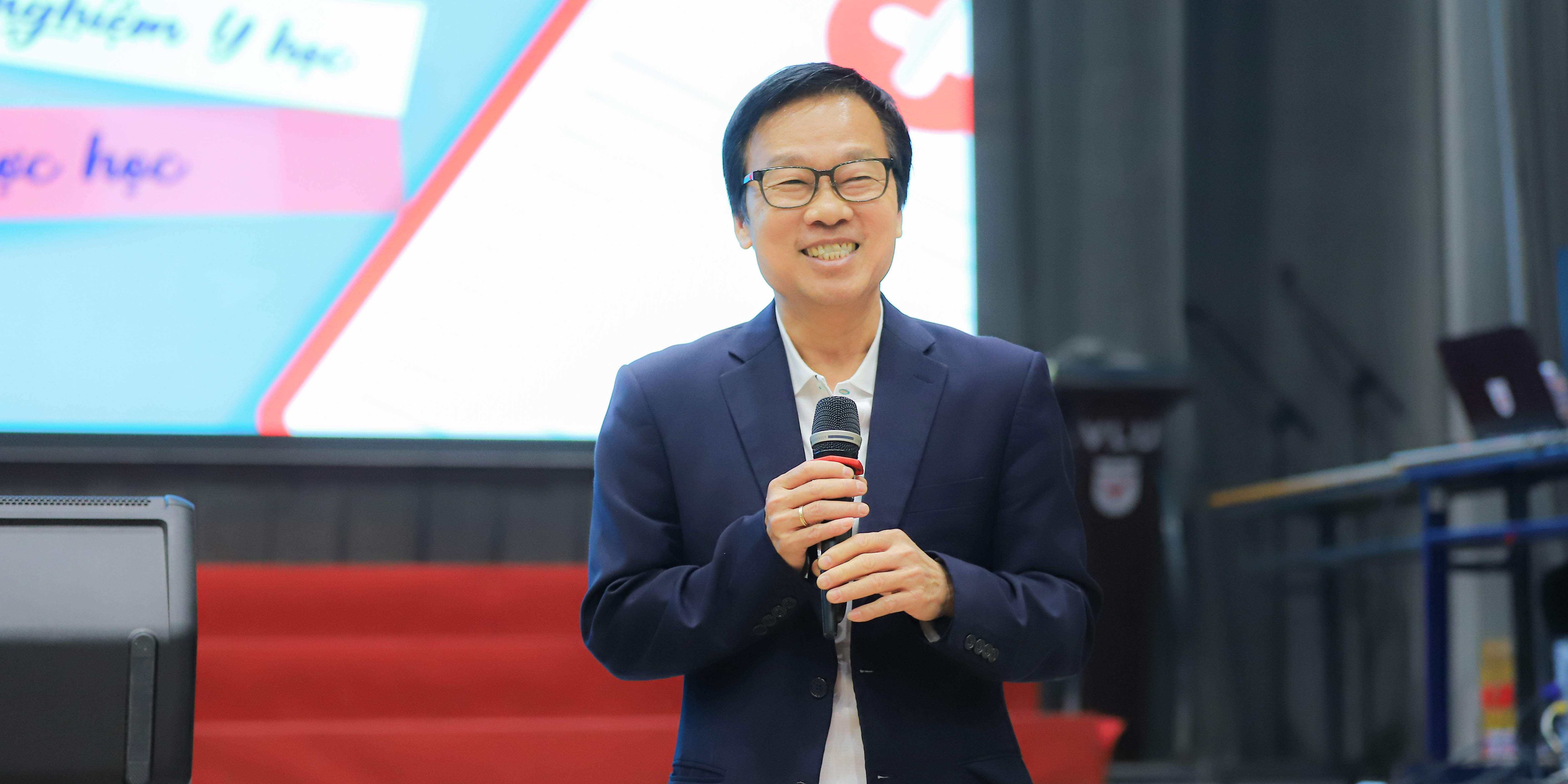 vlu-open-day-2025-khoi-nganh-suc-khoe-huong-nghiep-chuyen-sau-song-hanh-voi-trai-nghiem-thuc-te-b.JPG
