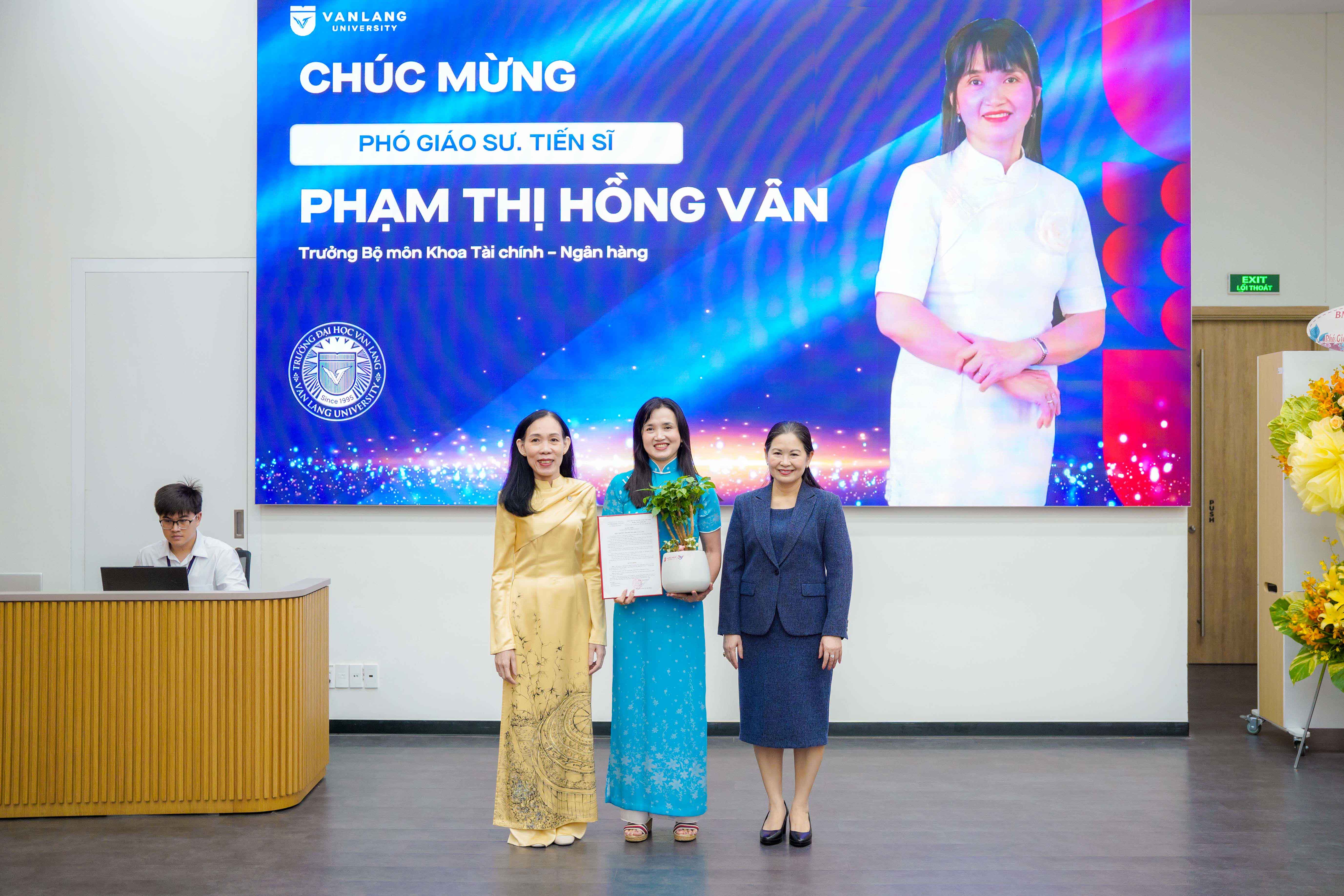 vlu-phat-trien-doi-ngu-hoc-thuat-chat-luong-cao-vlu-ghi-nhan-cac-thay-co-dat-chuc-danh-pgs-f.jpg