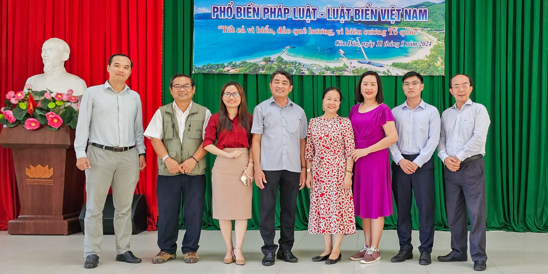 vlu-pho-bien-ve-phap-luat-va-tu-van-huong-nghiep-cho-hs-huyen-con-dao-a.jpg