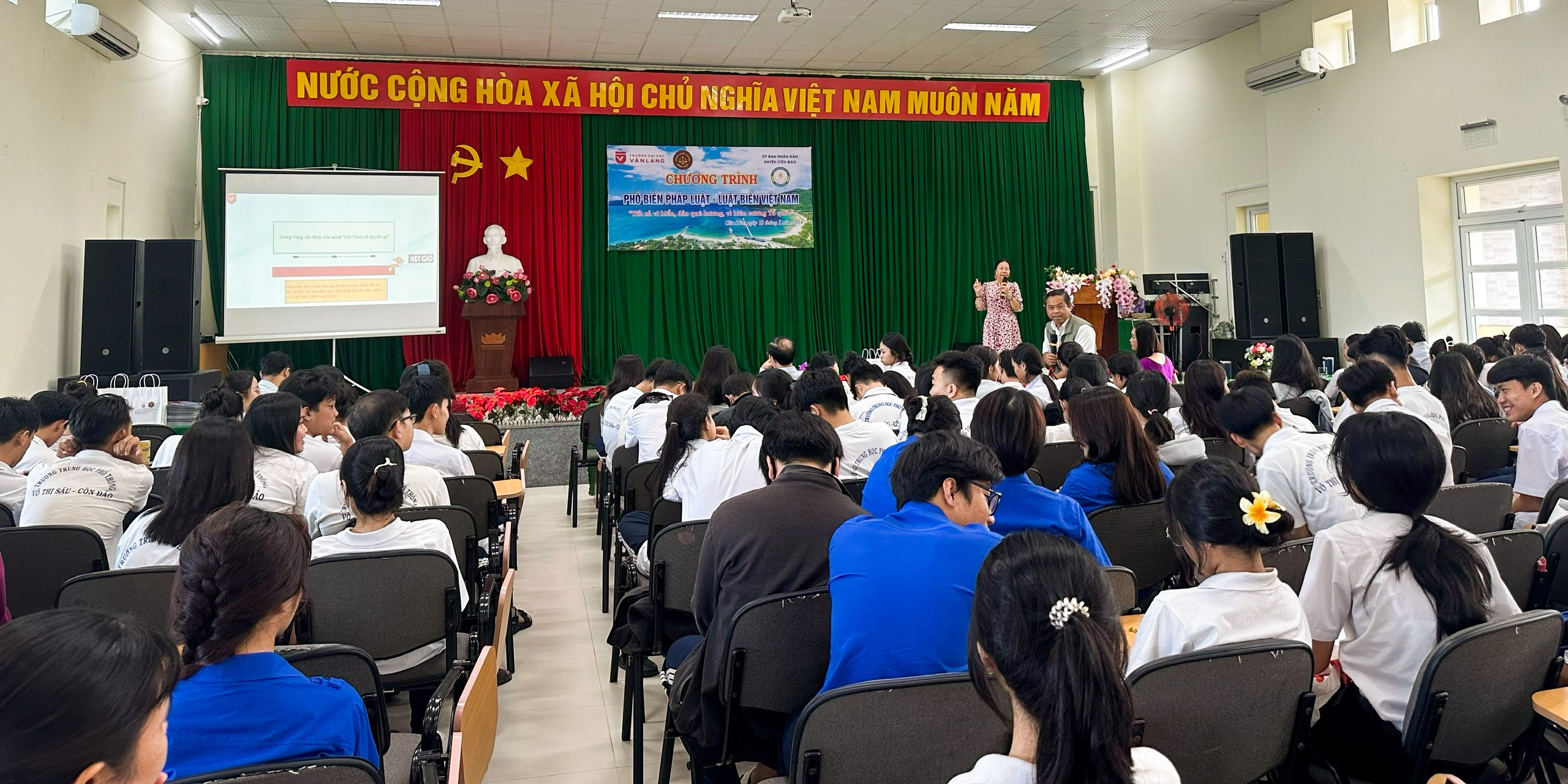 vlu-pho-bien-ve-phap-luat-va-tu-van-huong-nghiep-cho-hs-huyen-con-dao-b.jpg