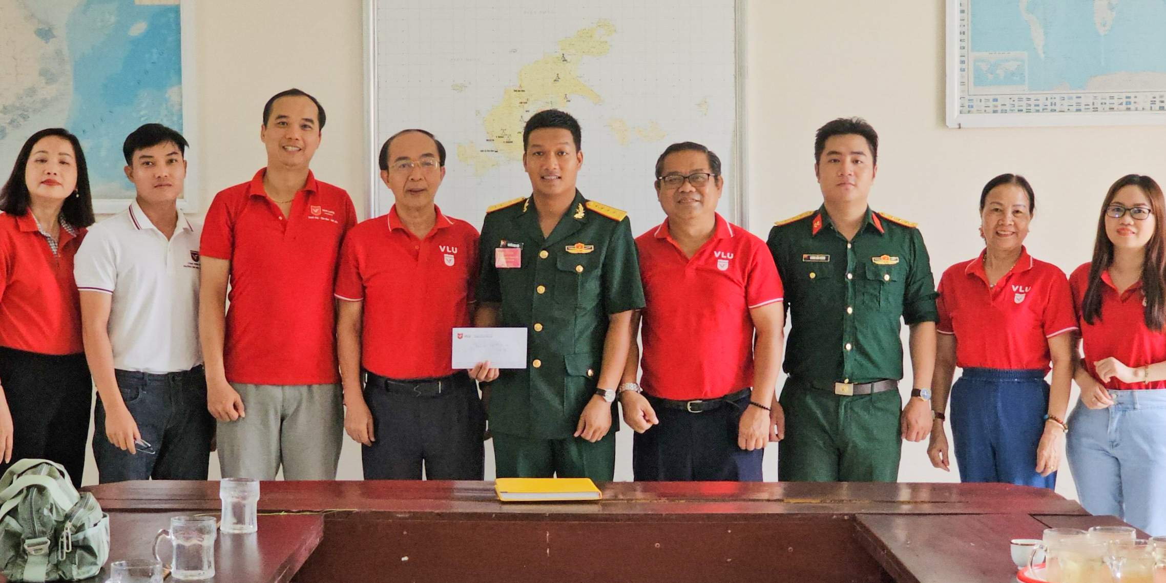 vlu-pho-bien-ve-phap-luat-va-tu-van-huong-nghiep-cho-hs-huyen-con-dao-d.jpg