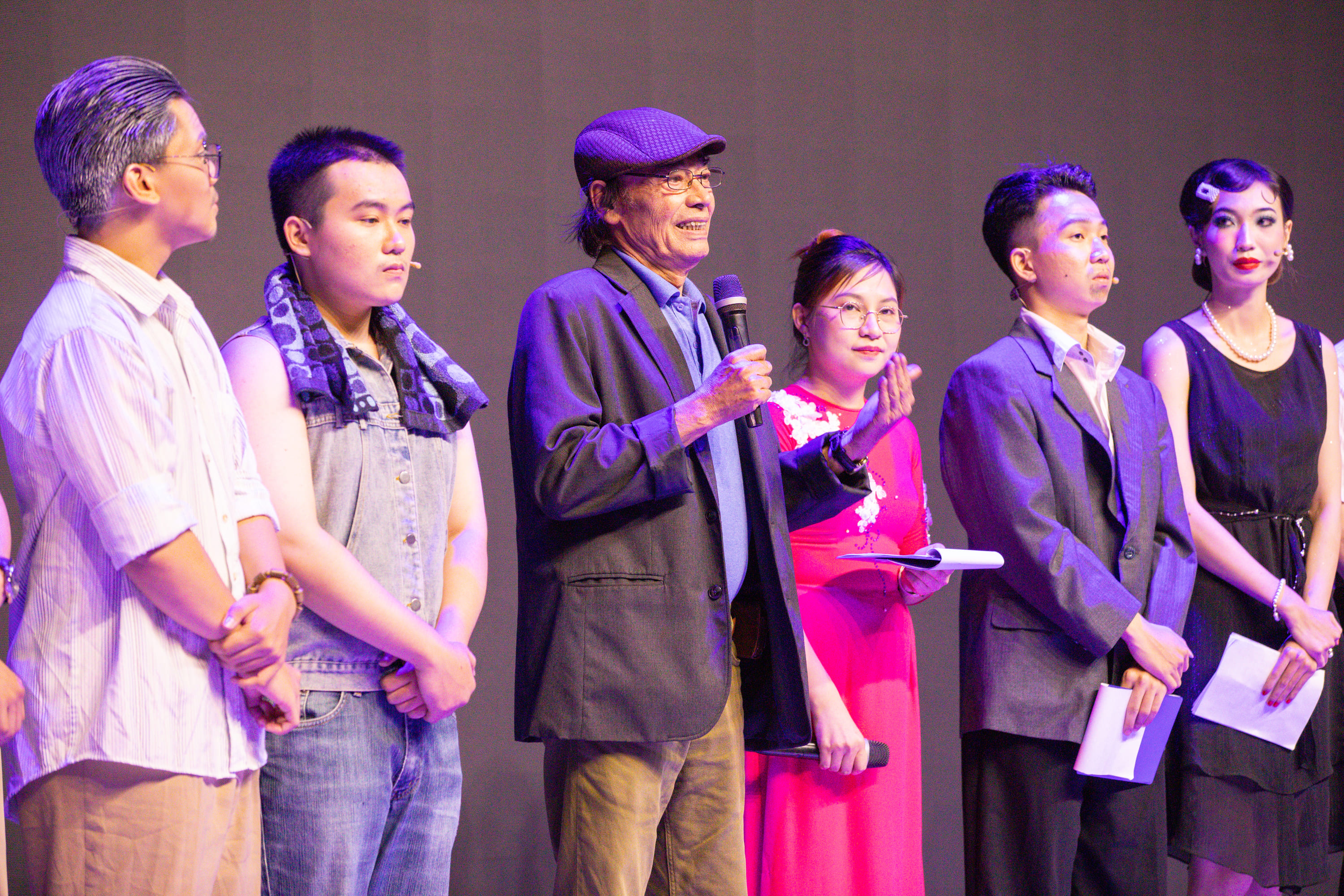 vlu-quy-o-voi-nguoi-dau-an-nghe-thuat-dam-chat-nhan-van-trong-buoi-bao-cao-tot-nghiep-cua-sinh-vien-khoa-27-d.jpg