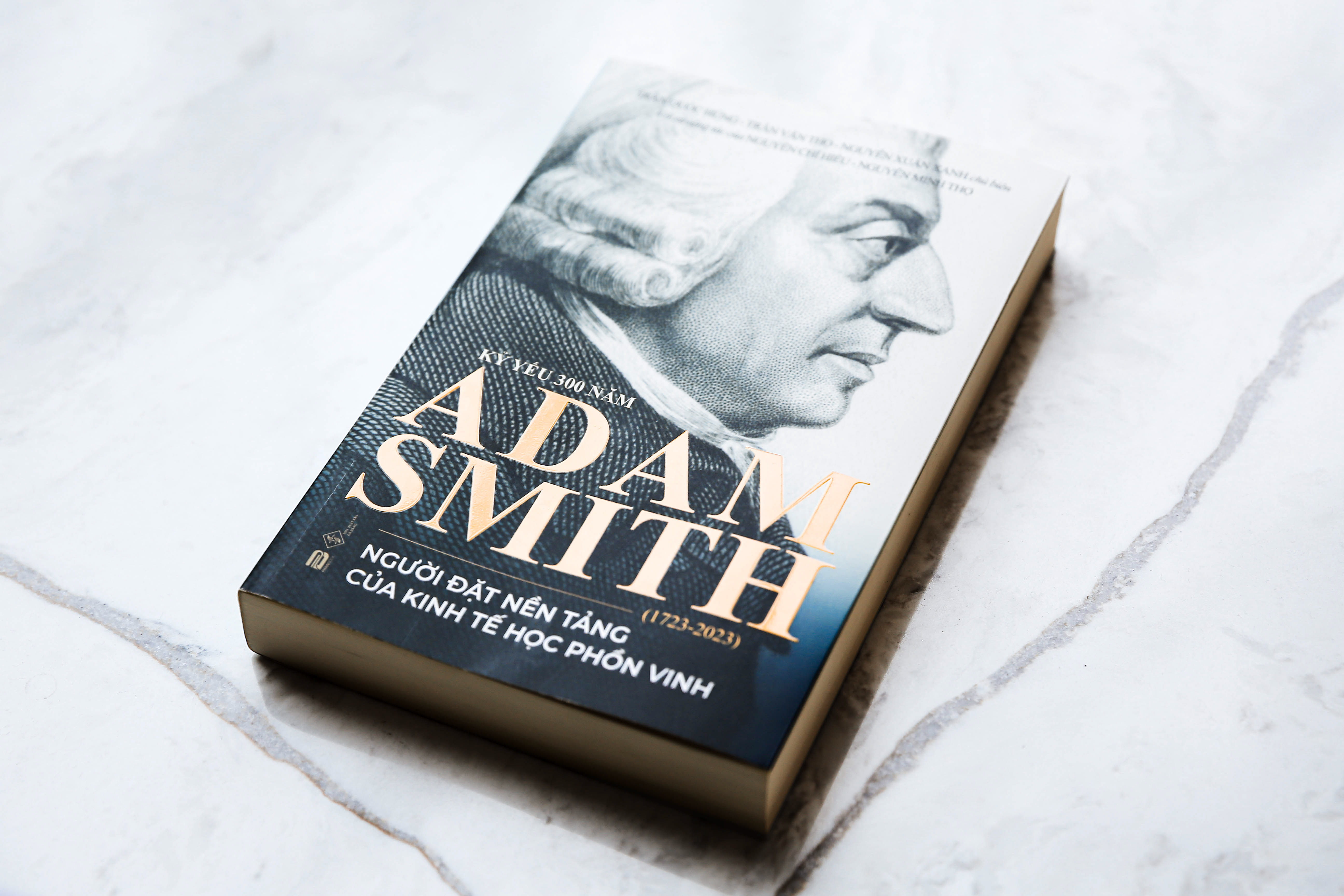 vlu-ra-mat-cuon-sach-ve-cha-de-cua-kinh-te-hoc-hien-dai-adam-smith-d.jpg