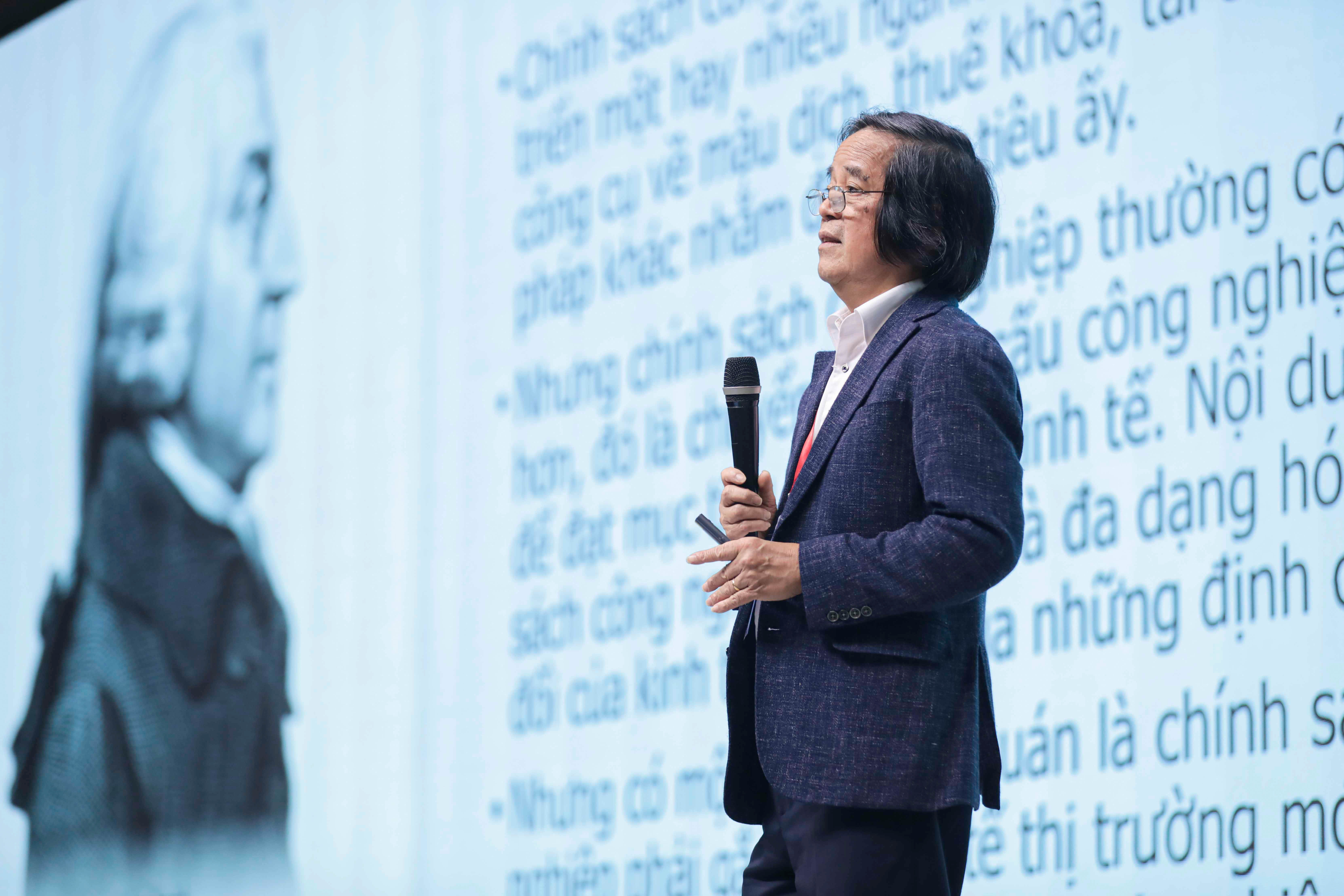 vlu-ra-mat-cuon-sach-ve-cha-de-cua-kinh-te-hoc-hien-dai-adam-smith-e.jpg