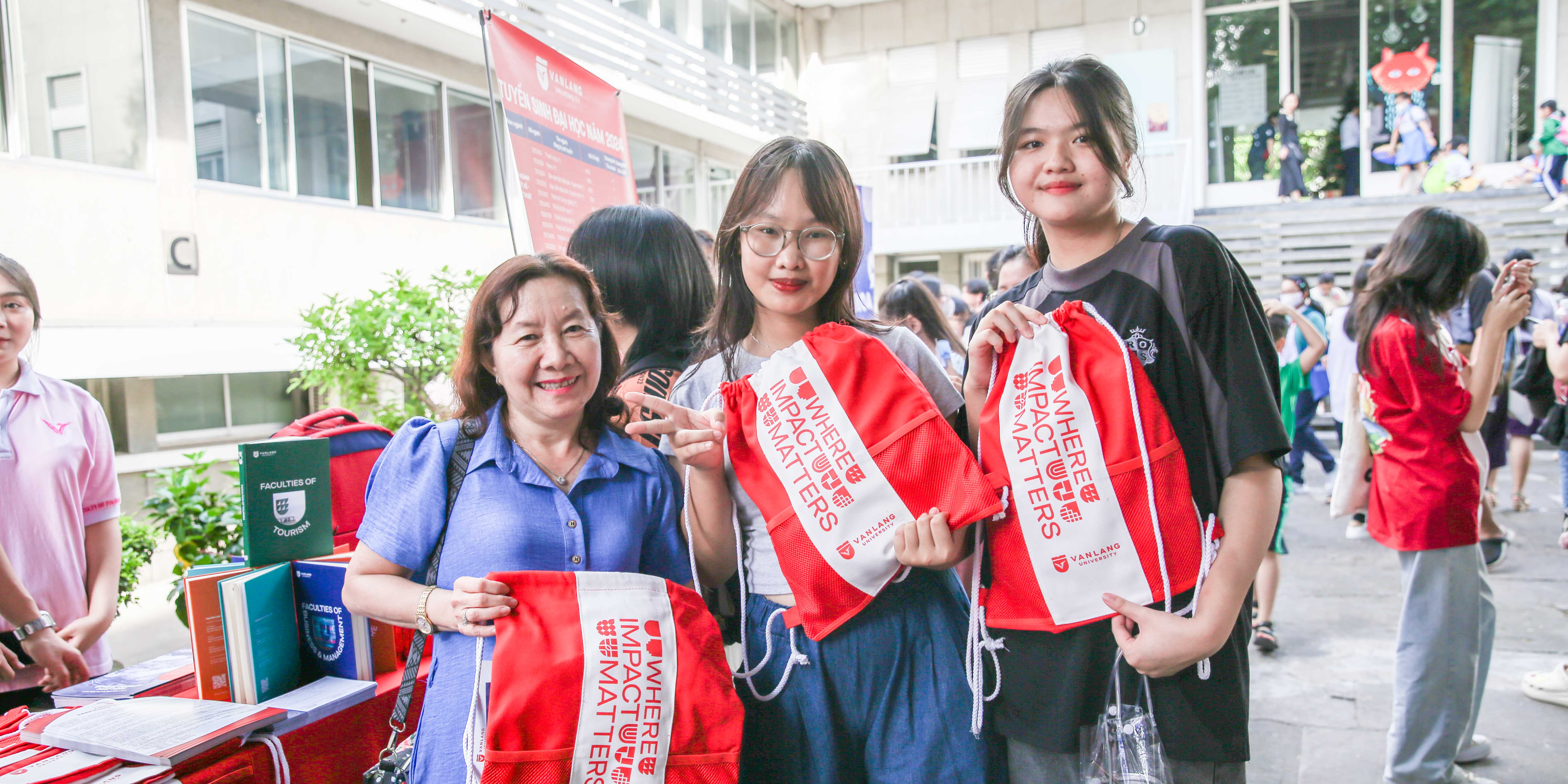 vlu-ron-rang-tai-ngay-hoi-tu-van-phap-ngu-d.jpg