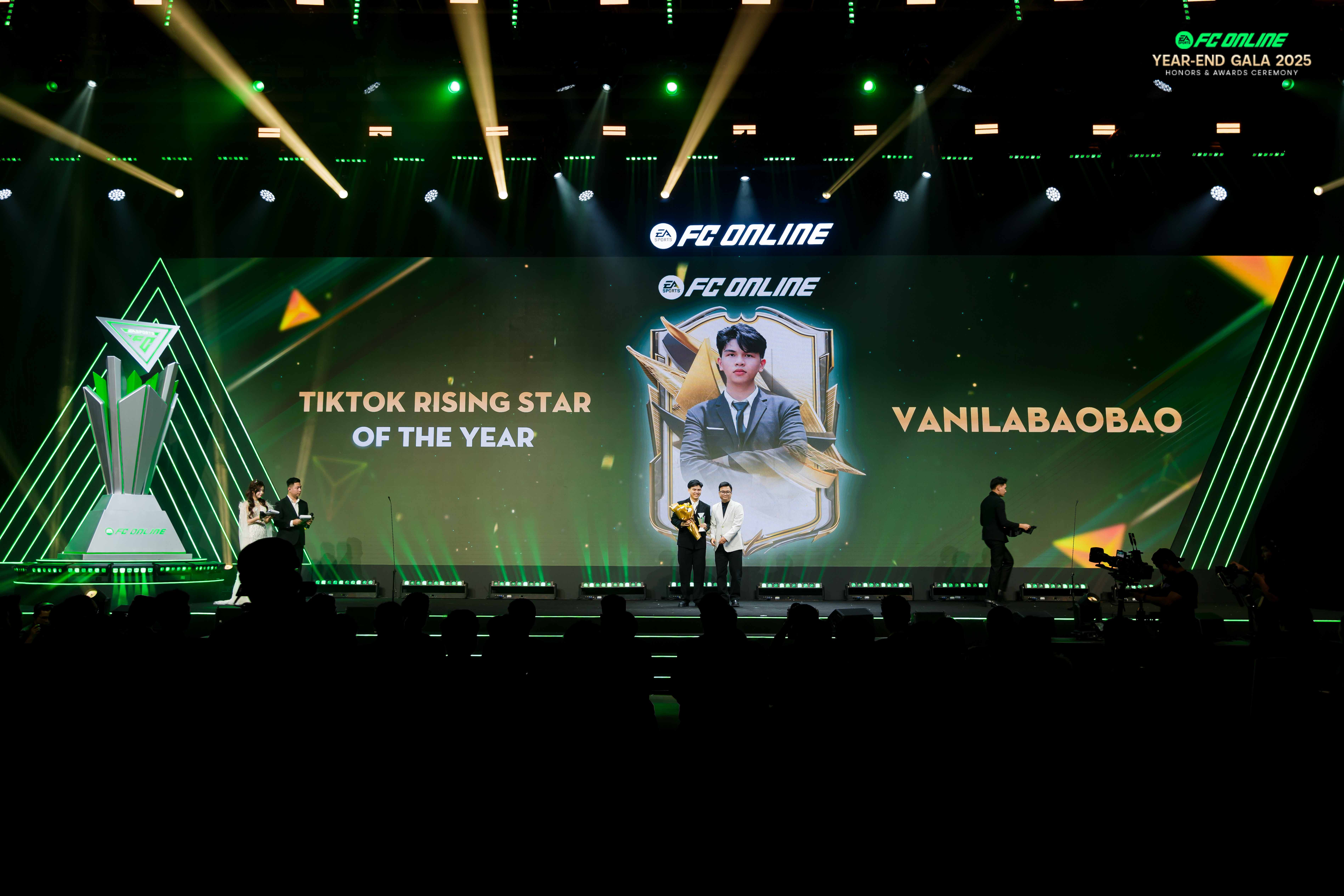 vlu-sai-canh-chim-lac-le-quoc-bao-vuot-bao-thuat-toan-de-cham-dinh-sang-tao-esports-c.jpg