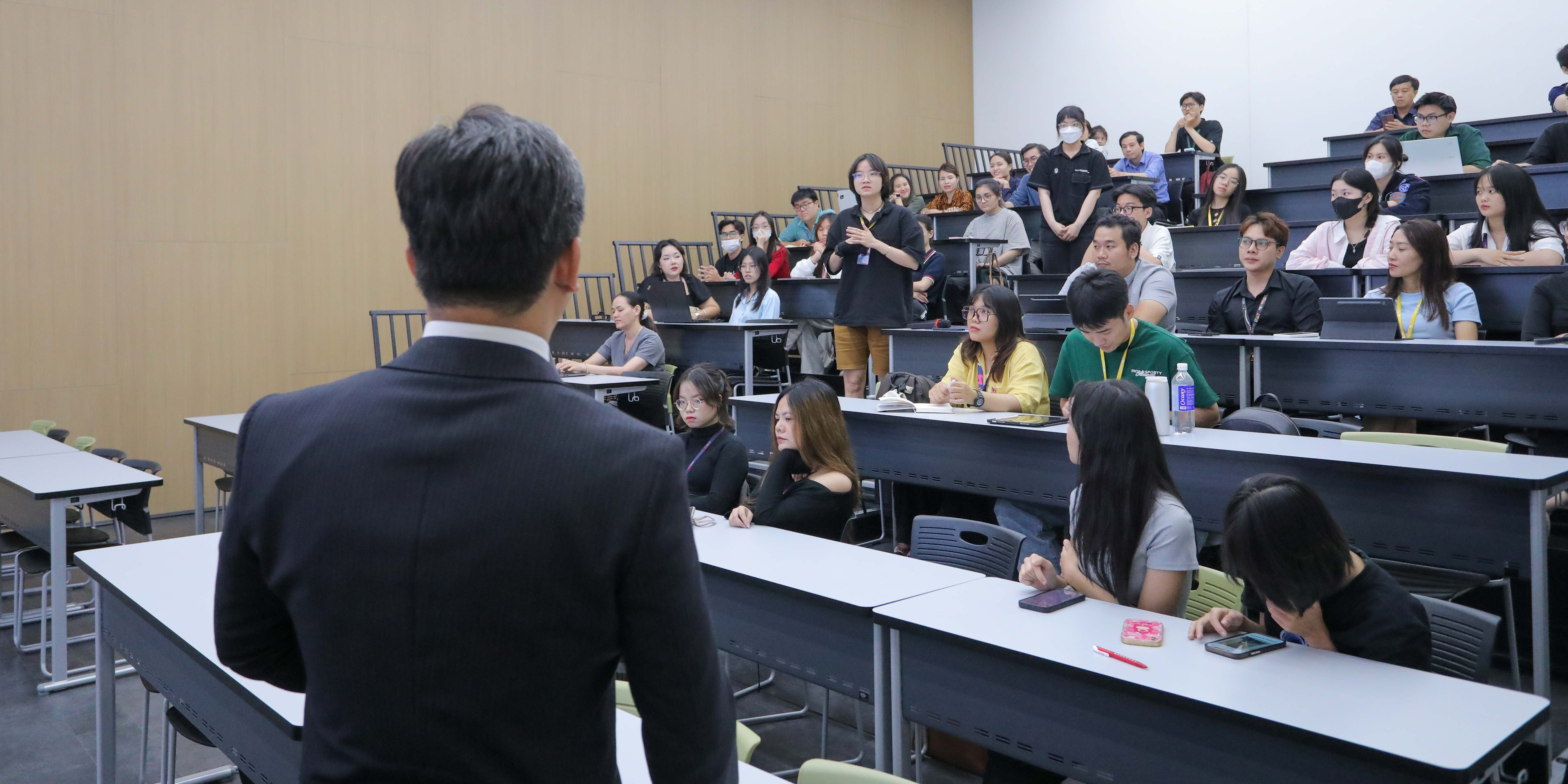 vlu-seminar-5-hoan-thien-va-xuat-ban-bai-bao-khoa-hoc-dau-moc-khep-lai-chuoi-hanh-trinh-research-mentoring-2024-b.jpg