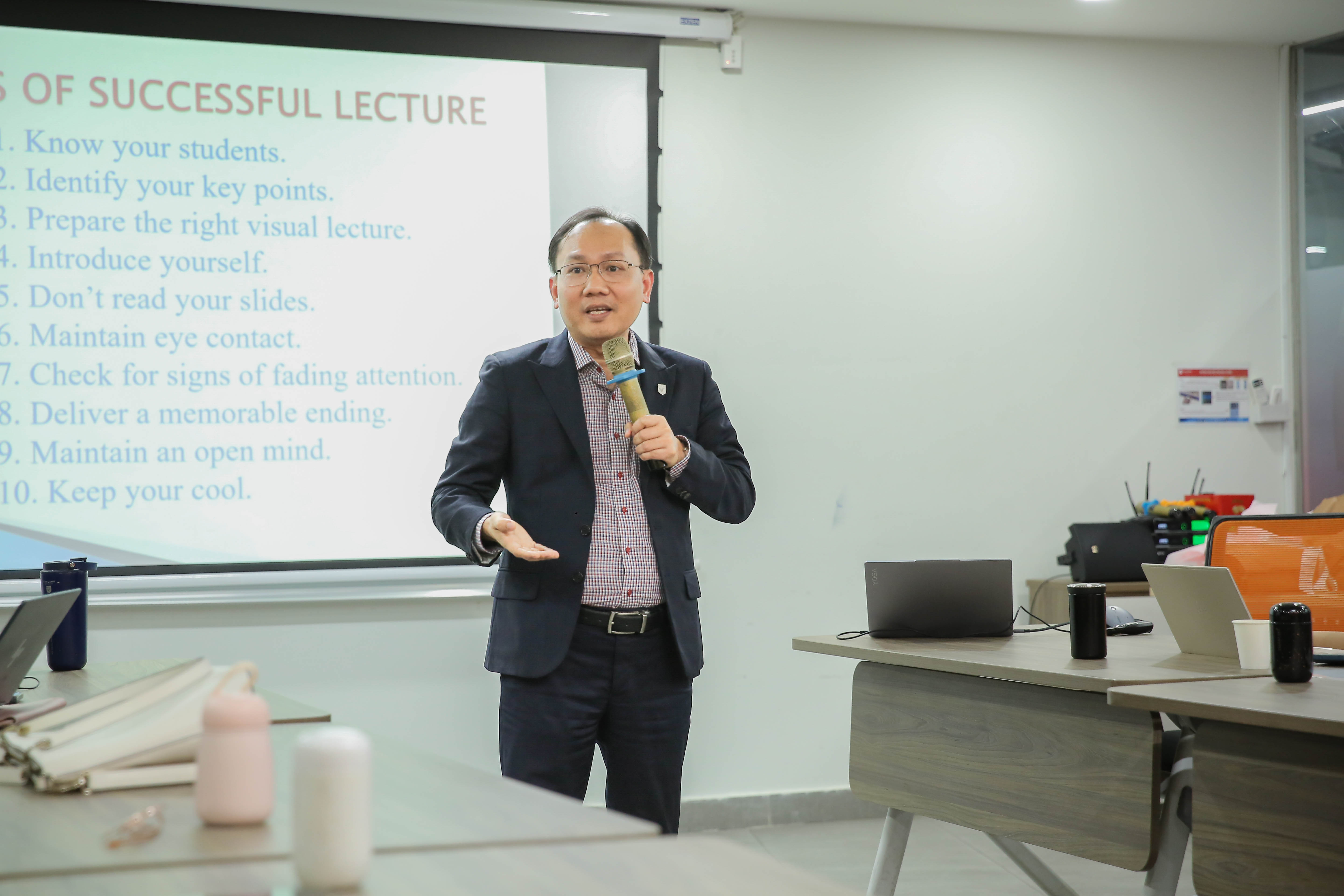 vlu-sinh-hoat-chuyen-mon-khoa-tcnh-kinh-nghiem-giang-day-voi-cong-thuc-70-tieng-anh-30-tieng-viet-a.jpg