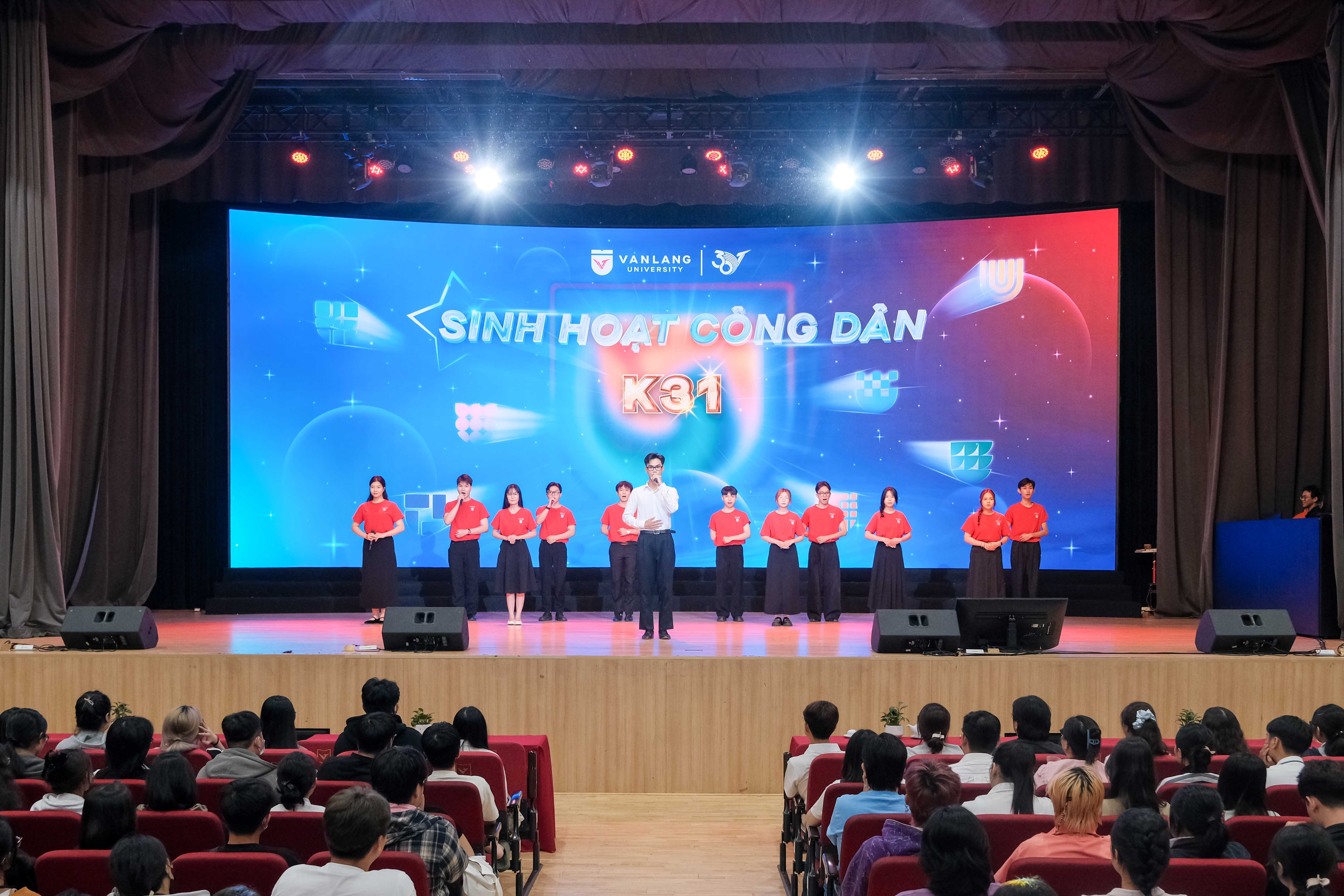 vlu-sinh-vien-cac-khoa-khoi-dong-nam-hoc-moi-voi-chuoi-sinh-hoat-cong-dan-dau-khoa-a.jpg
