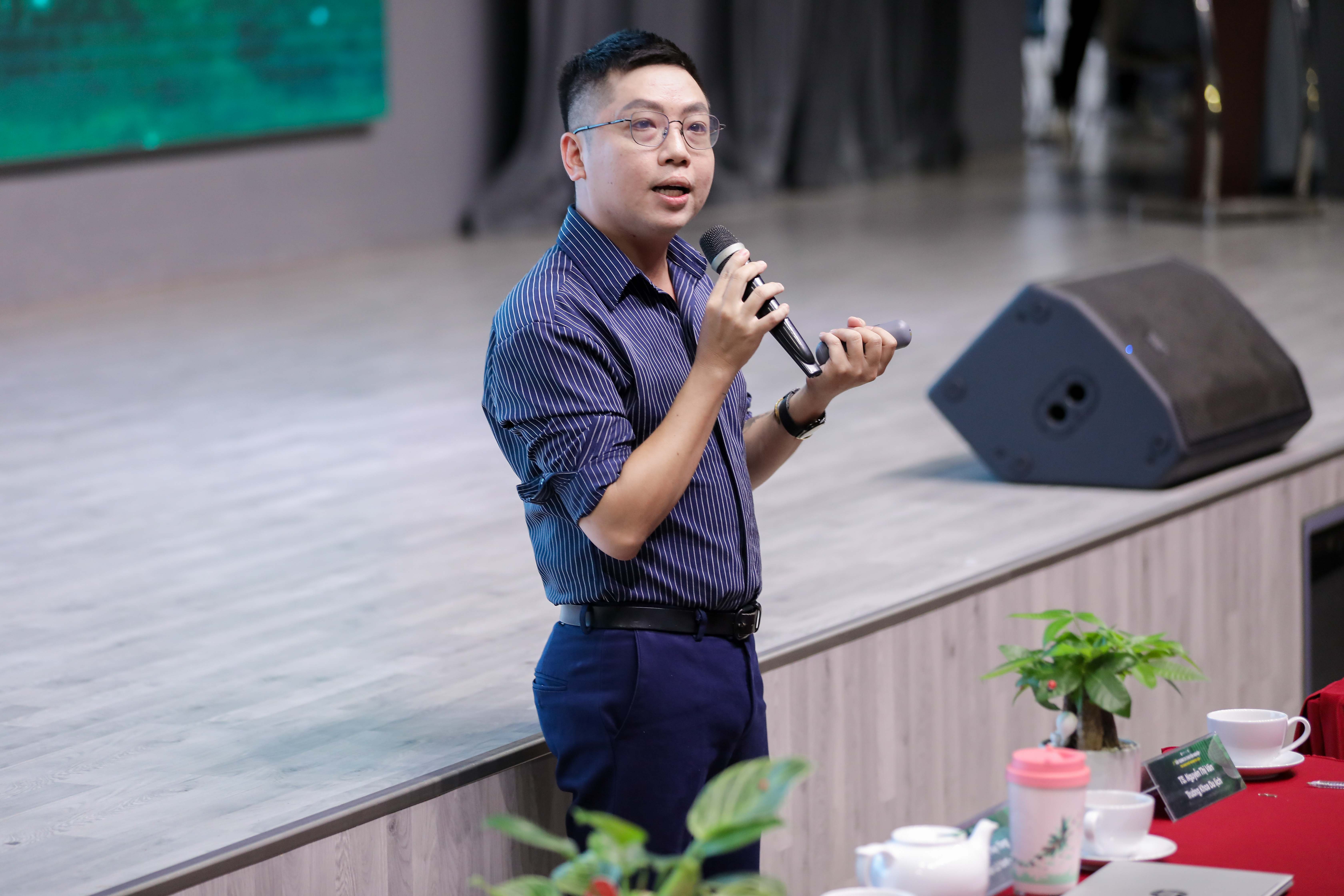 vlu-sinh-vien-du-lich-hoc-xay-dung-cv-chuyen-nghiep-b.jpg
