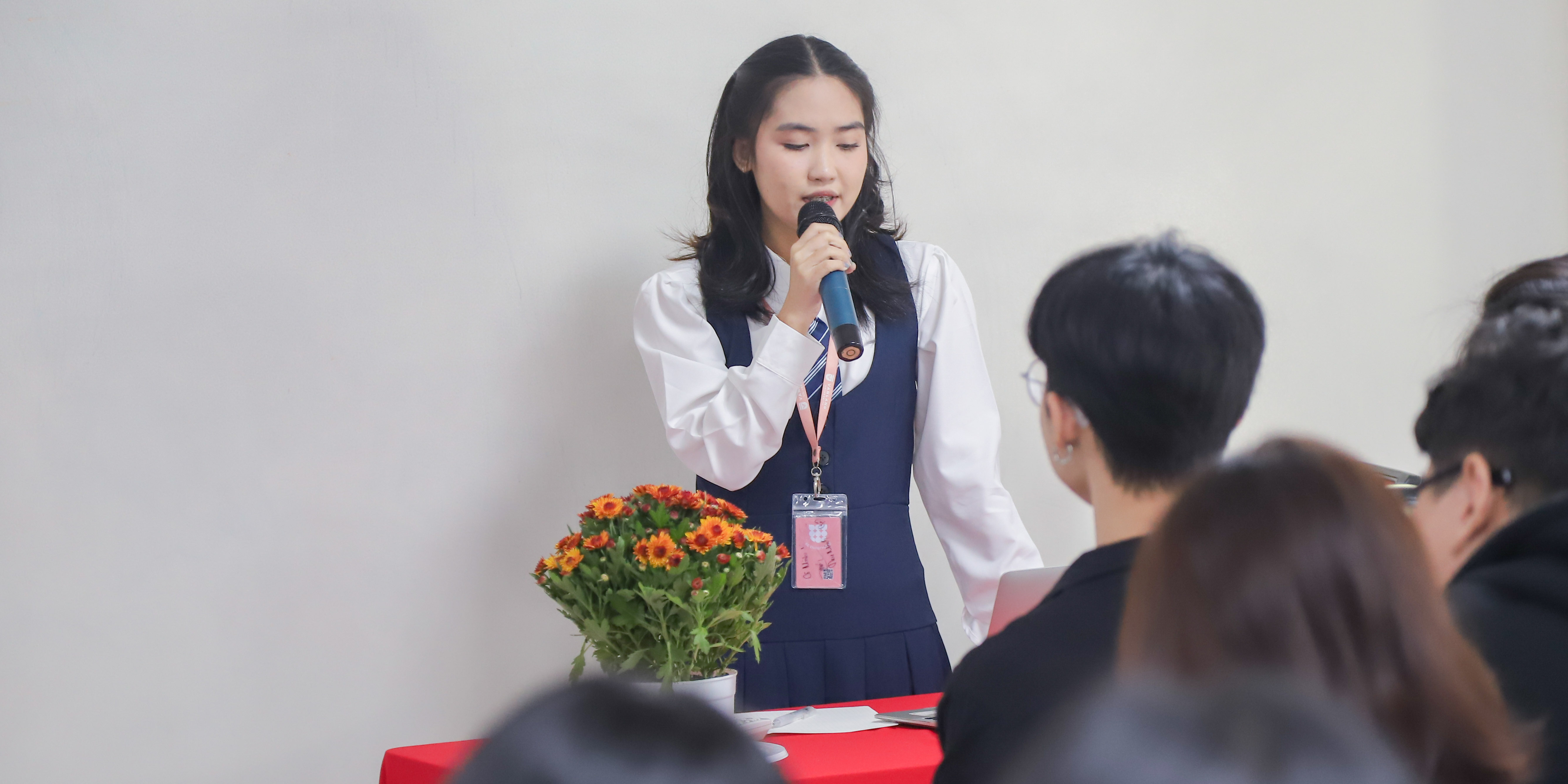 vlu-sinh-vien-k27-nganh-van-hoc-ung-dung-hoan-thanh-phien-bao-ve-khoa-luan-tot-nghiep_c.JPG