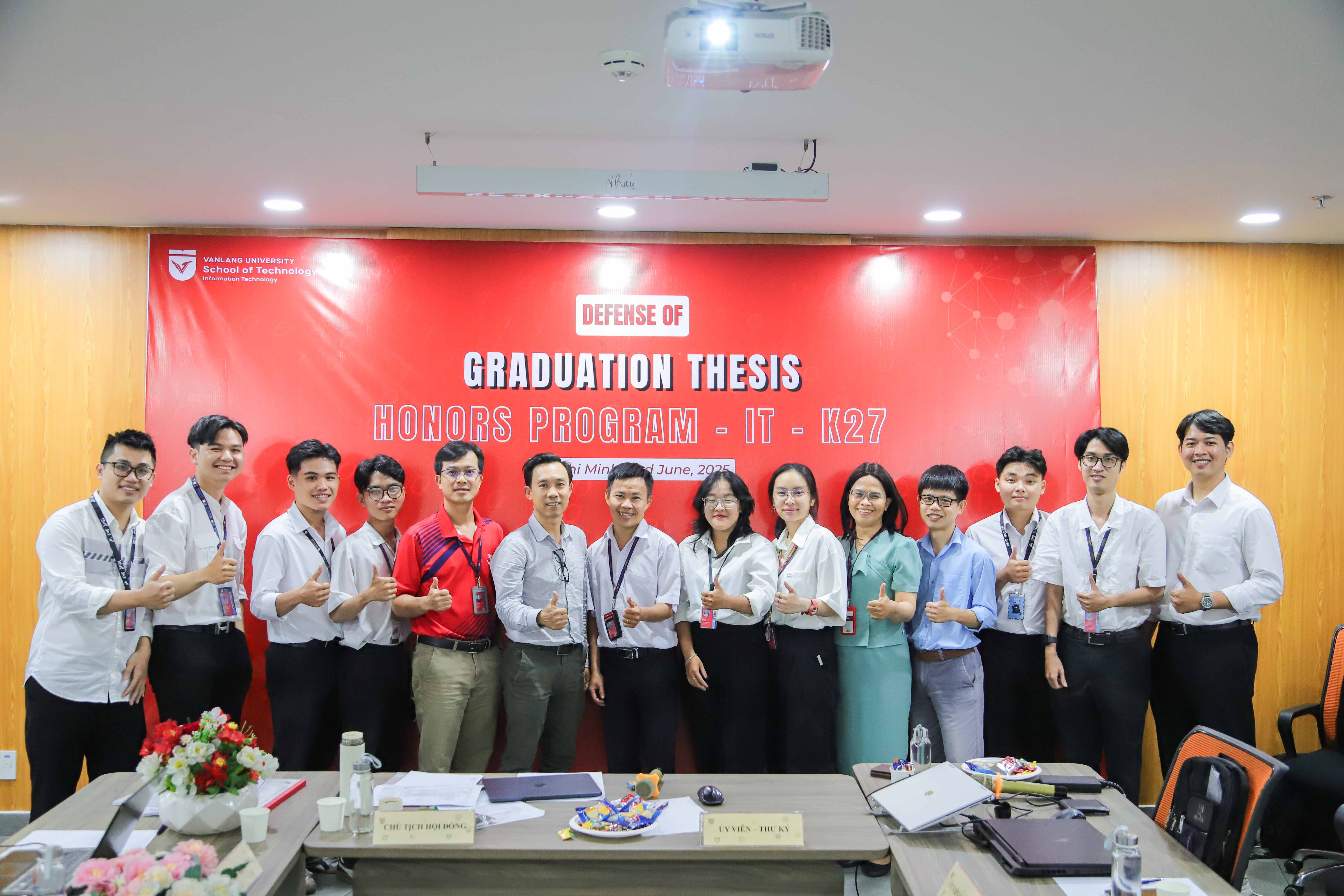 vlu-sinh-vien-khoa-27-nganh-cong-nghe-thong-tin-bao-ve-do-an-tot-nghiep-nam-2025-a.jpg