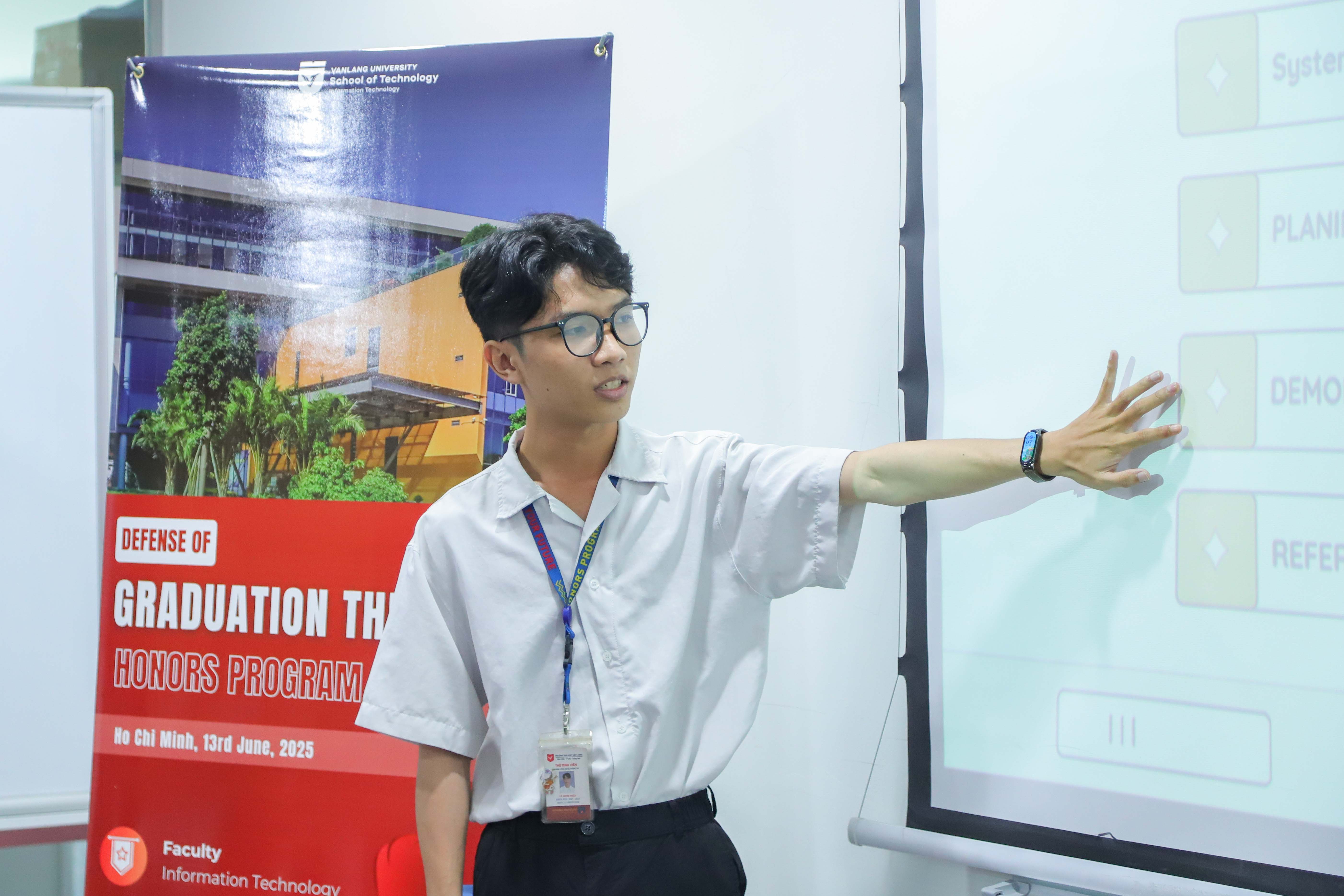 vlu-sinh-vien-khoa-27-nganh-cong-nghe-thong-tin-bao-ve-do-an-tot-nghiep-nam-2025-b.jpg