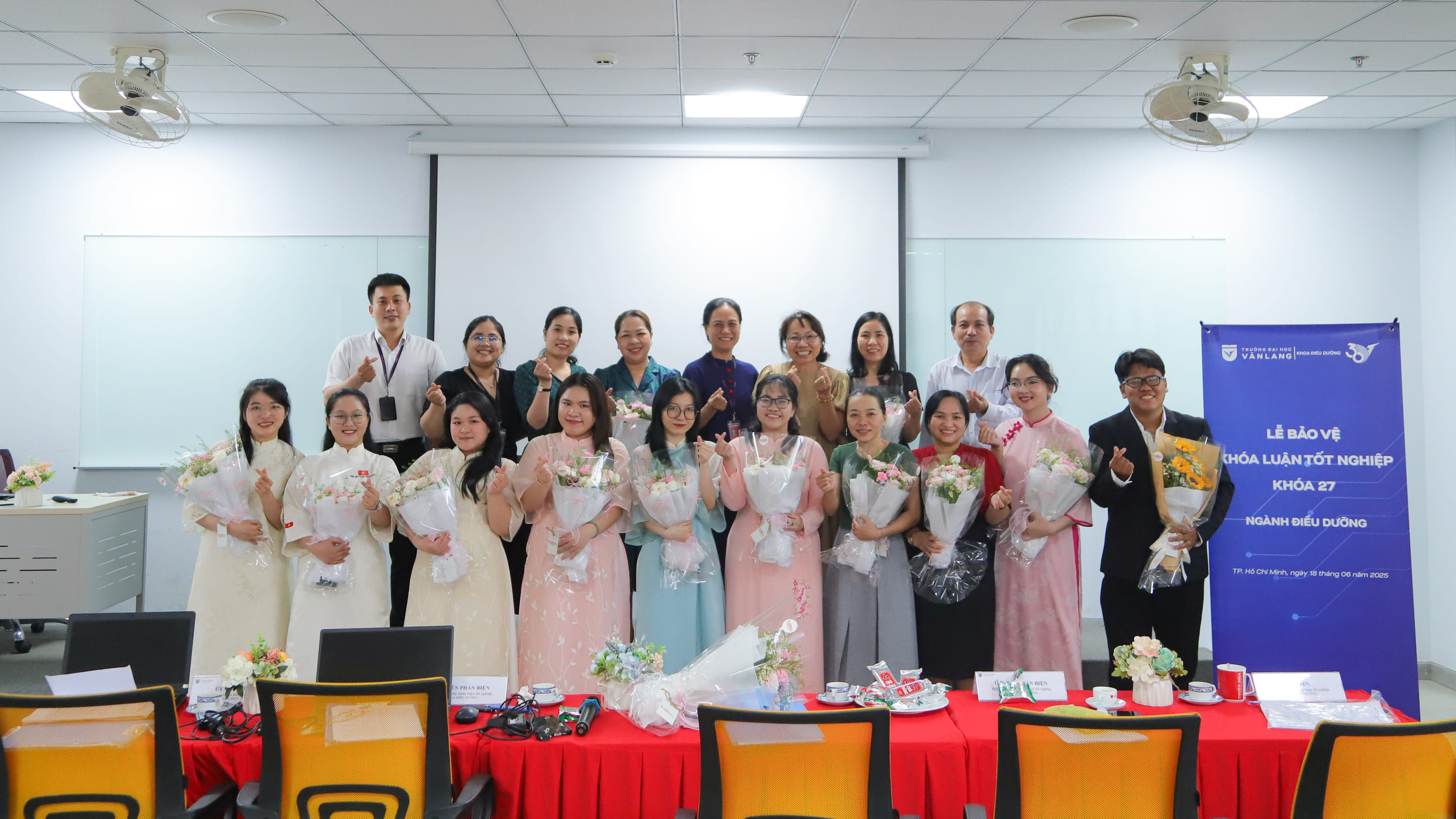 vlu-sinh-vien-khoa-27-nganh-dieu-duong-hoan-thanh-bao-ve-khoa-luan-tot-nghiep-e.jpg