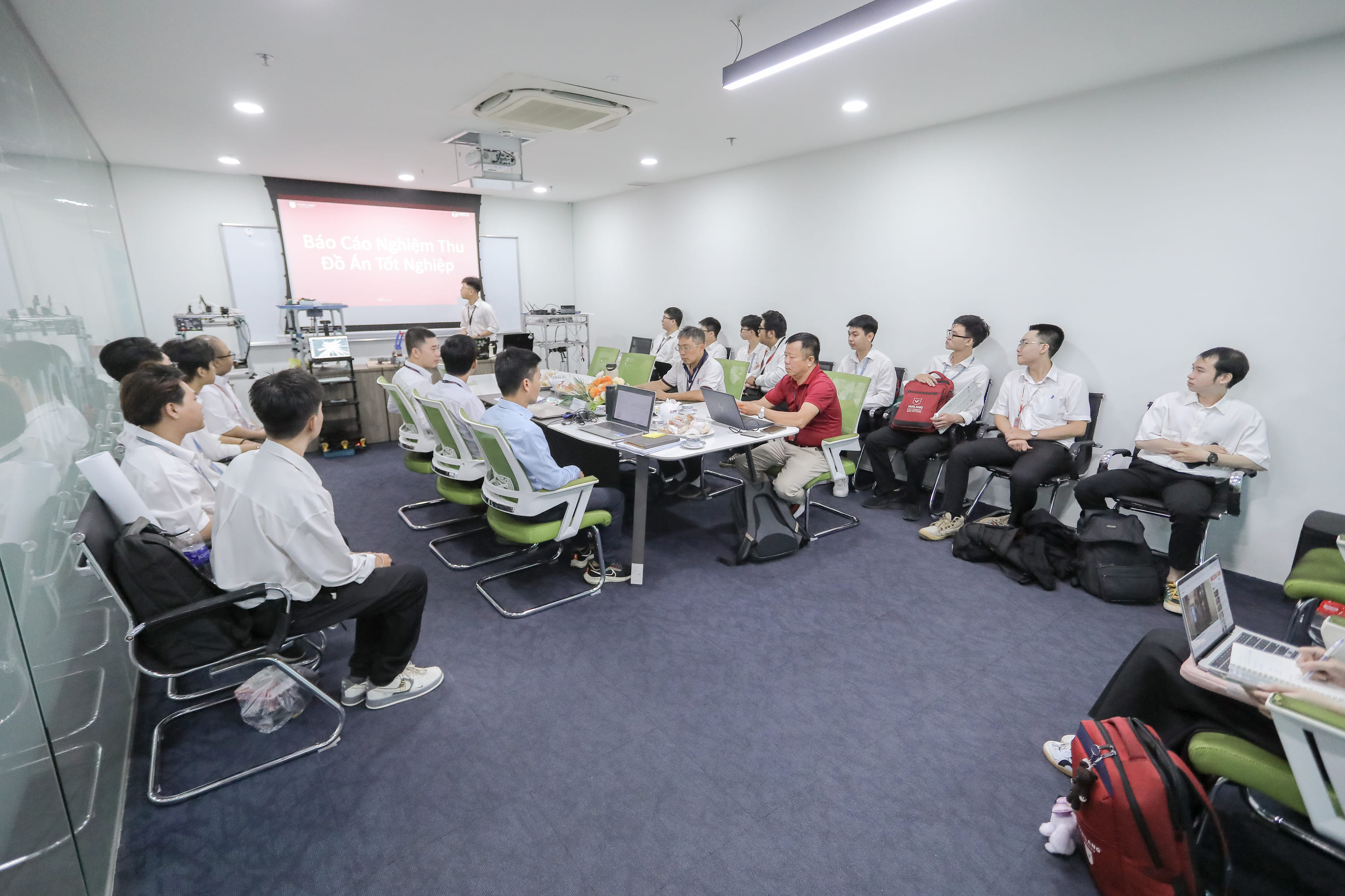 vlu-sinh-vien-khoa-27-nganh-ky-thuat-co-dien-tu-bao-ve-do-an-tot-nghiep-a.jpg