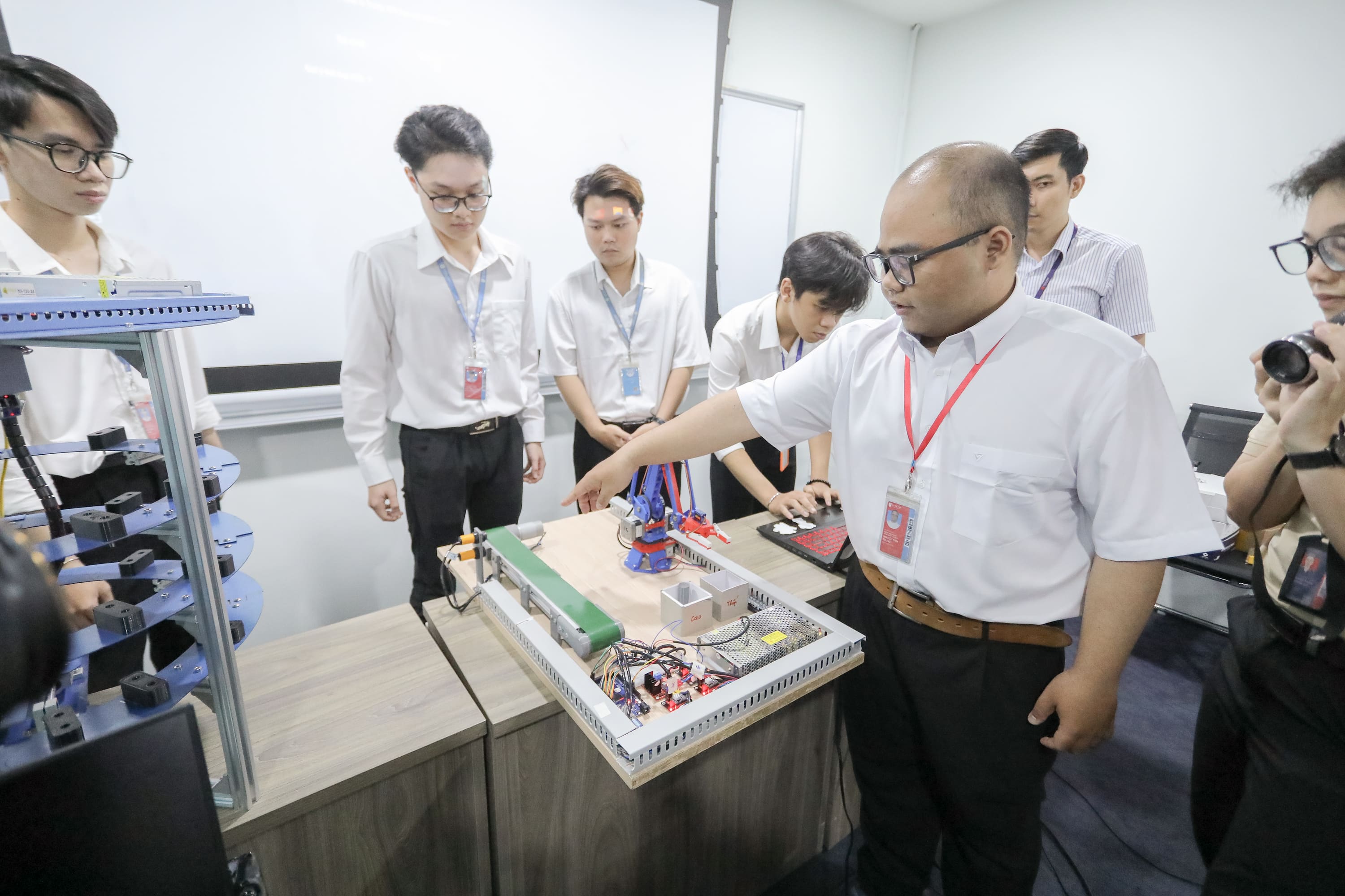 vlu-sinh-vien-khoa-27-nganh-ky-thuat-co-dien-tu-bao-ve-do-an-tot-nghiep-b.jpg