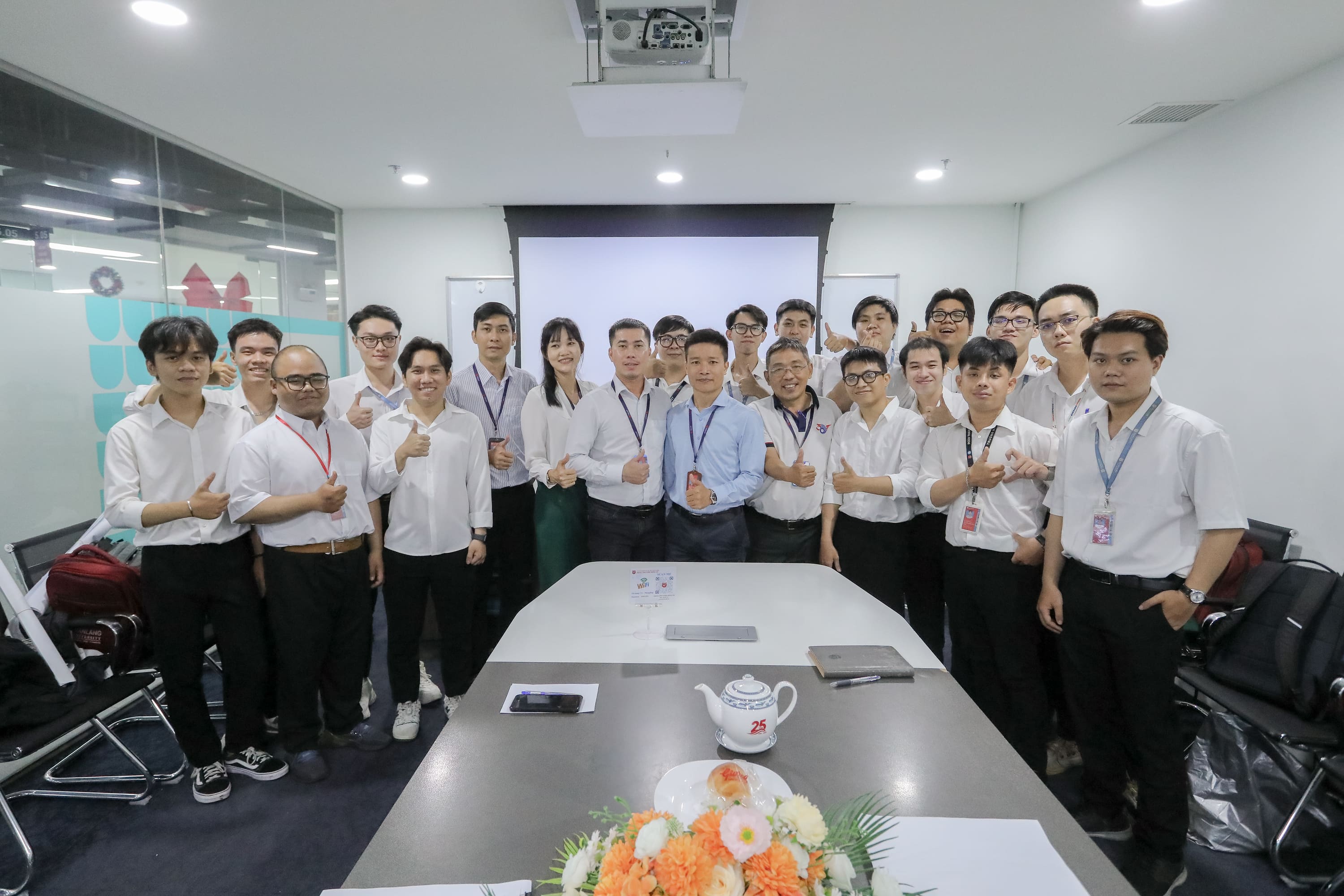 vlu-sinh-vien-khoa-27-nganh-ky-thuat-co-dien-tu-bao-ve-do-an-tot-nghiep-f.jpg