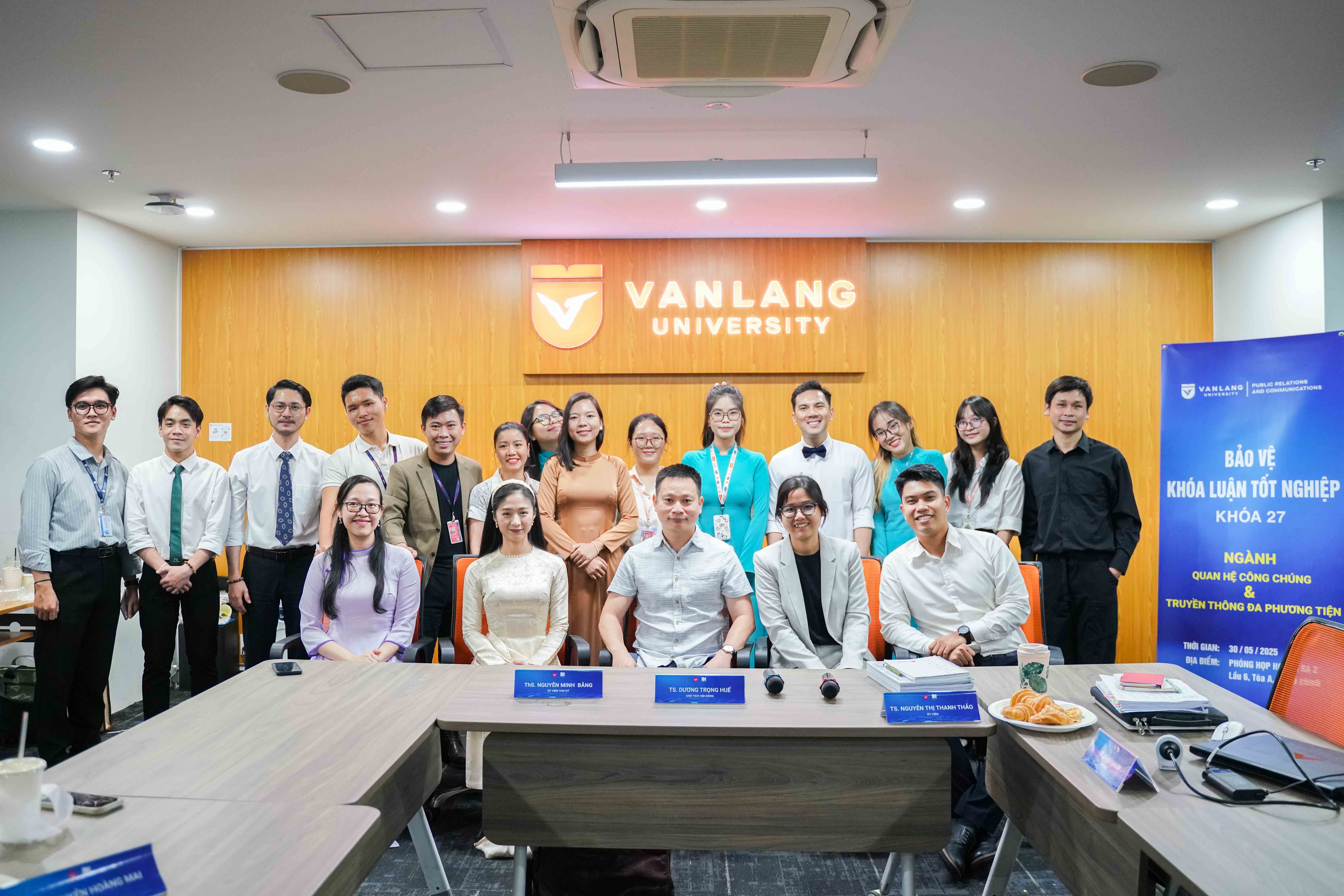 vlu-sinh-vien-khoa-27-nganh-quan-he-cong-chung-va-truyen-thong-da-phuong-tien-bao-ve-khoa-luan-tot-nghiep-g.jpg