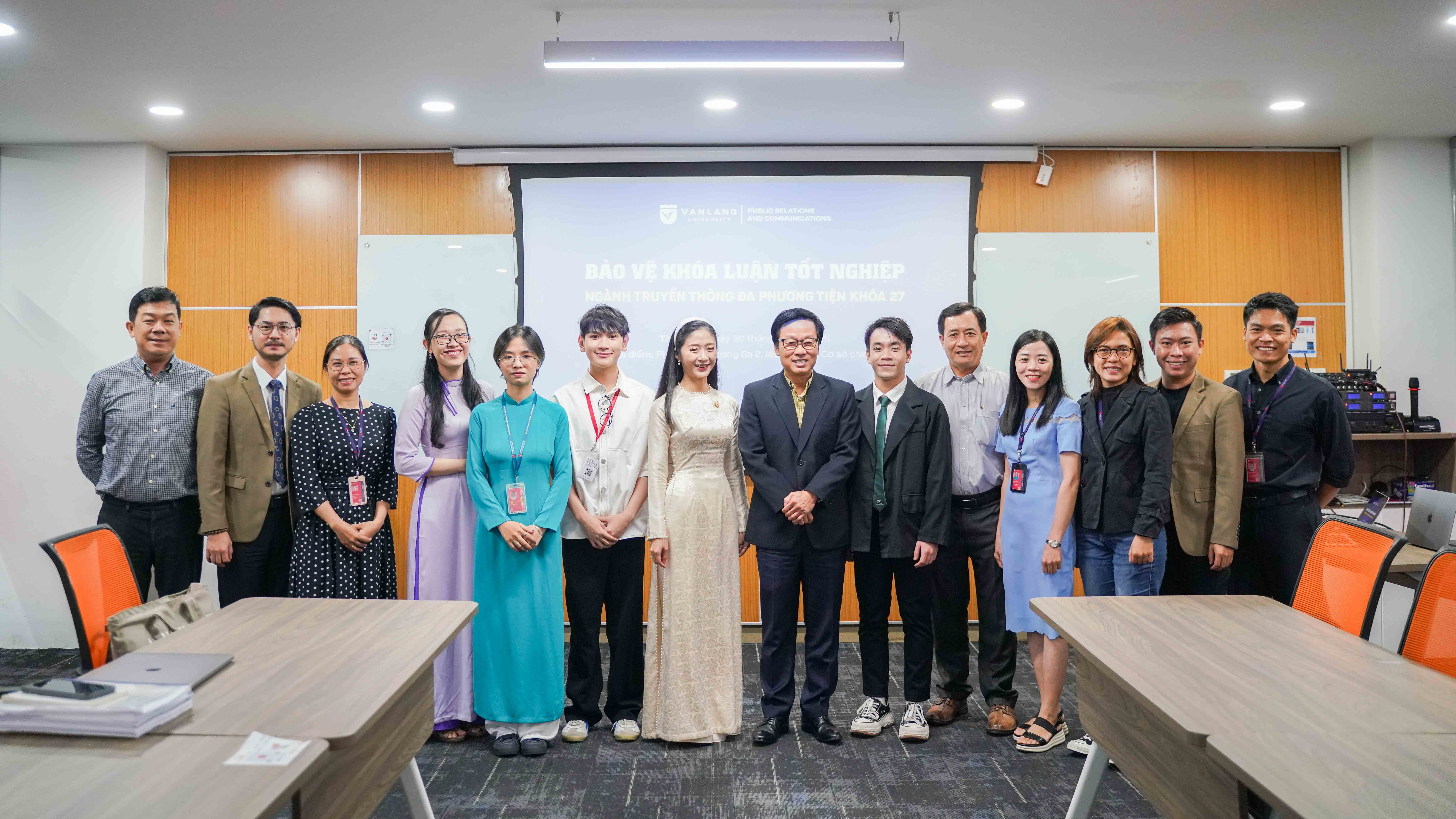 vlu-sinh-vien-khoa-27-nganh-quan-he-cong-chung-va-truyen-thong-da-phuong-tien-bao-ve-khoa-luan-tot-nghiep-thumbnail.jpg