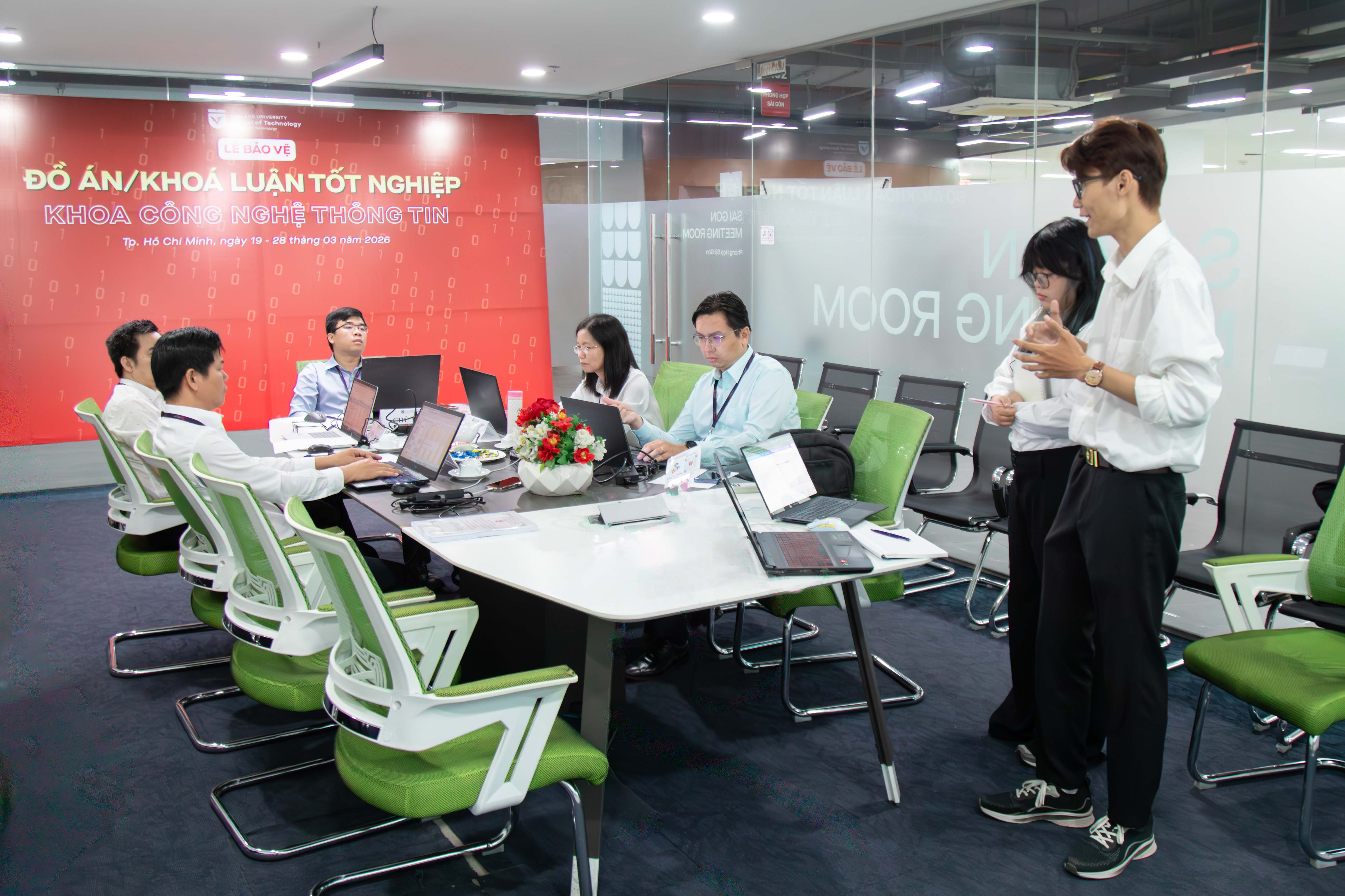vlu-sinh-vien-khoa-28-khoa-cntt-van-lang-ghi-dau-sang-tao-qua-do-an-tot-nghiep-trong-ky-nguyen-so-b.jpg