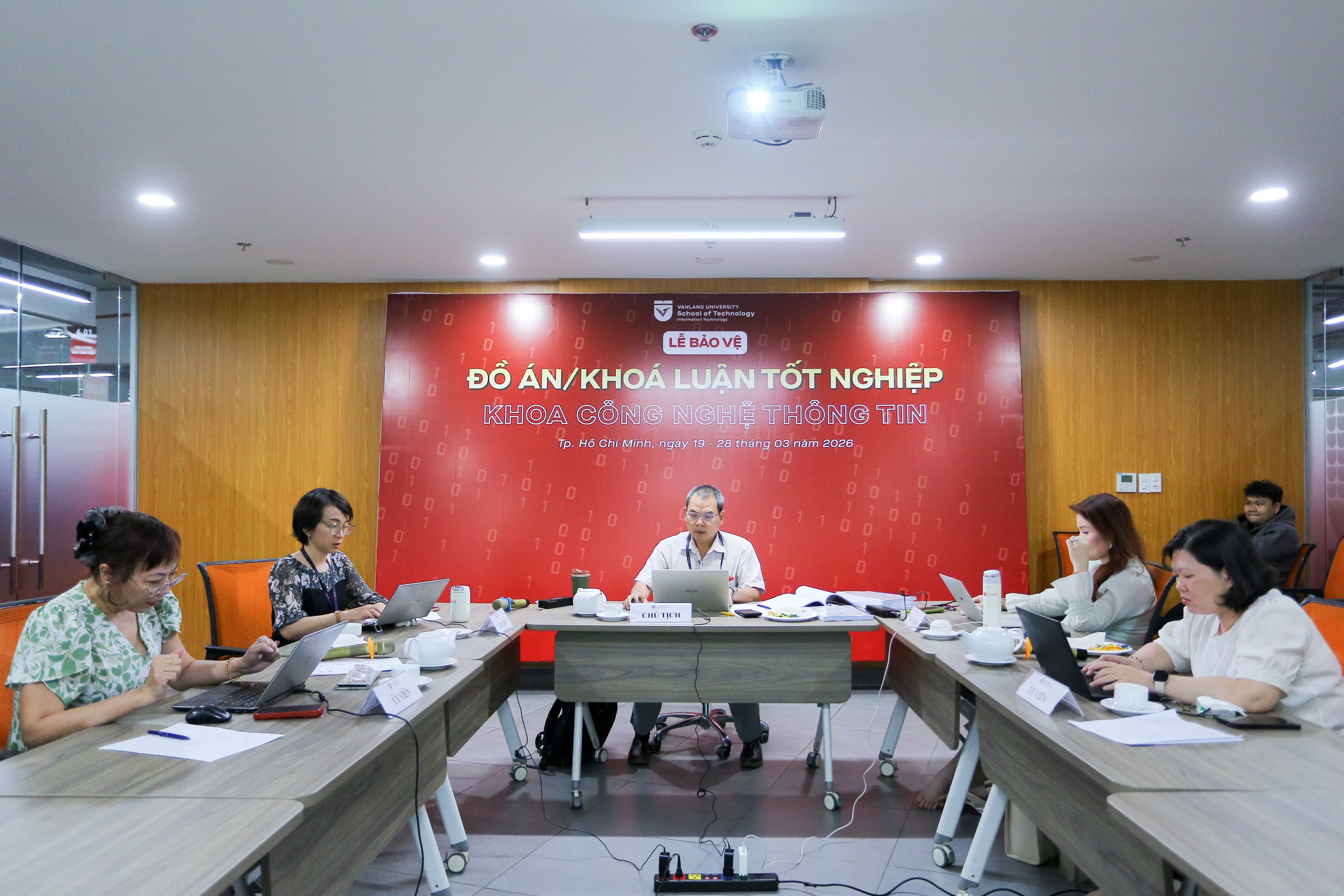 vlu-sinh-vien-khoa-28-khoa-cntt-van-lang-ghi-dau-sang-tao-qua-do-an-tot-nghiep-trong-ky-nguyen-so-c.jpg