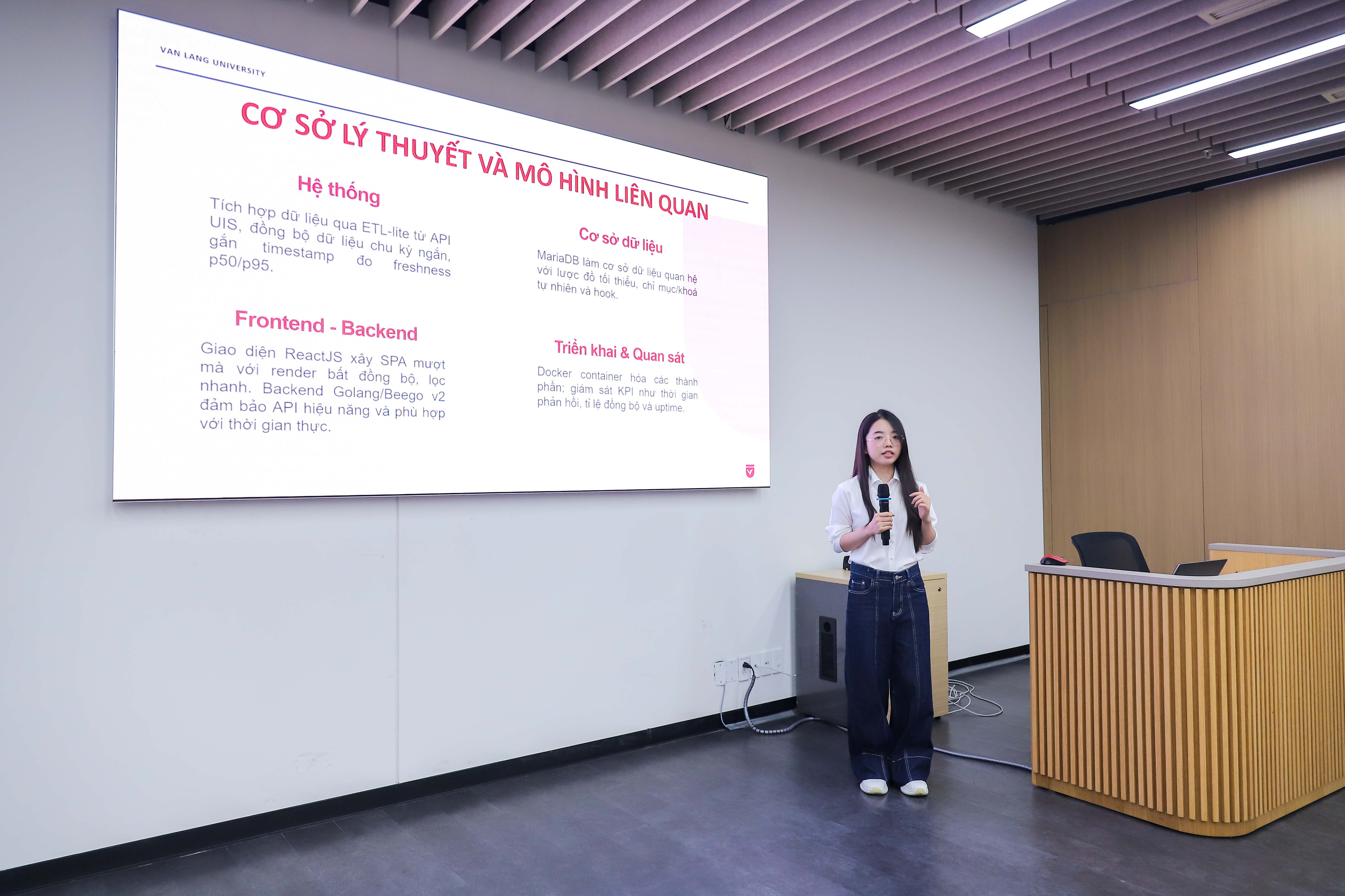 vlu-sinh-vien-khoa-28-nganh-logistics-va-quan-ly-chuoi-cung-ung-bao-ve-khoa-luan-voi-cac-de-tai-ung-dung-cong-nghe-so-b.jpg