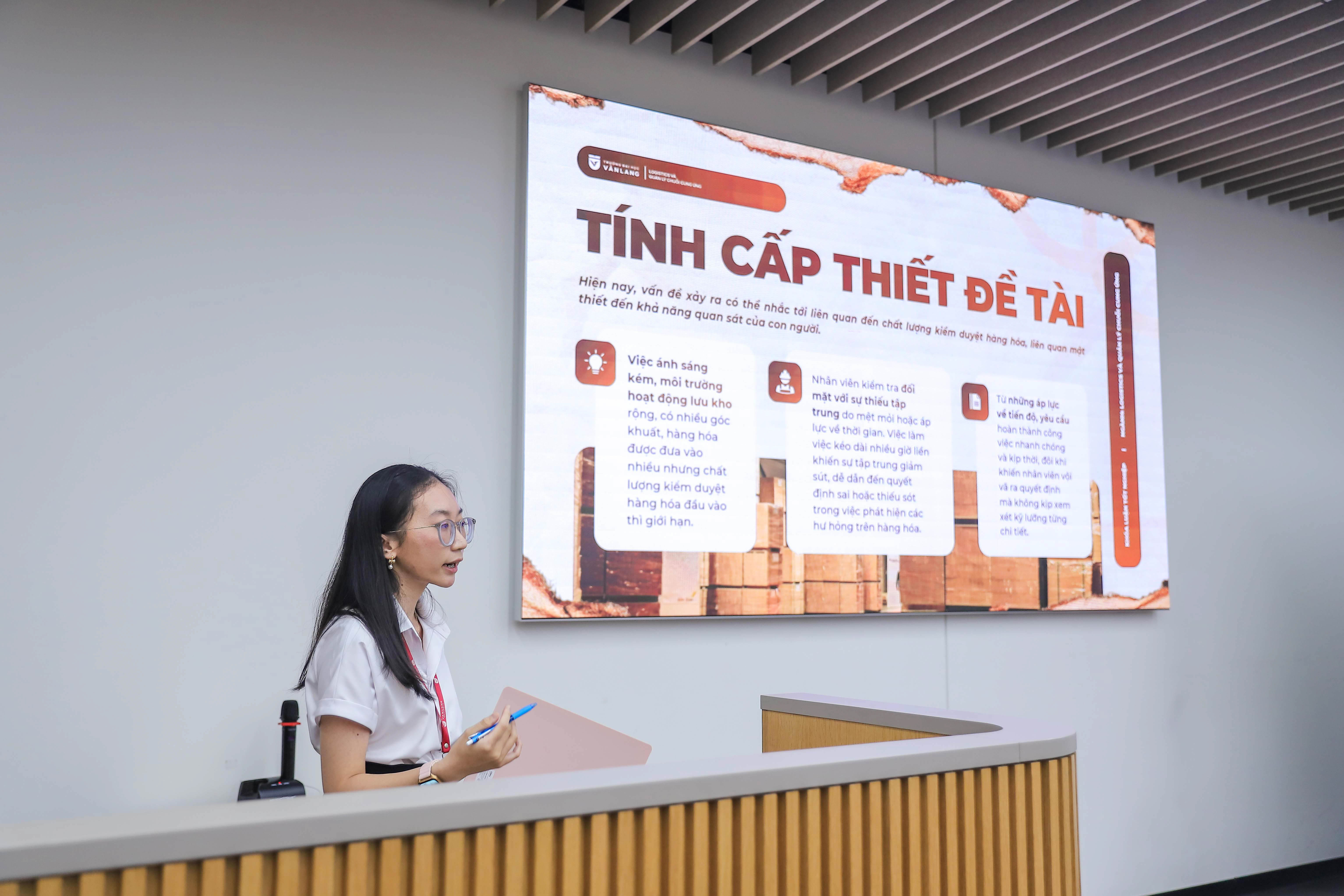 vlu-sinh-vien-khoa-28-nganh-logistics-va-quan-ly-chuoi-cung-ung-bao-ve-khoa-luan-voi-cac-de-tai-ung-dung-cong-nghe-so-d.jpg