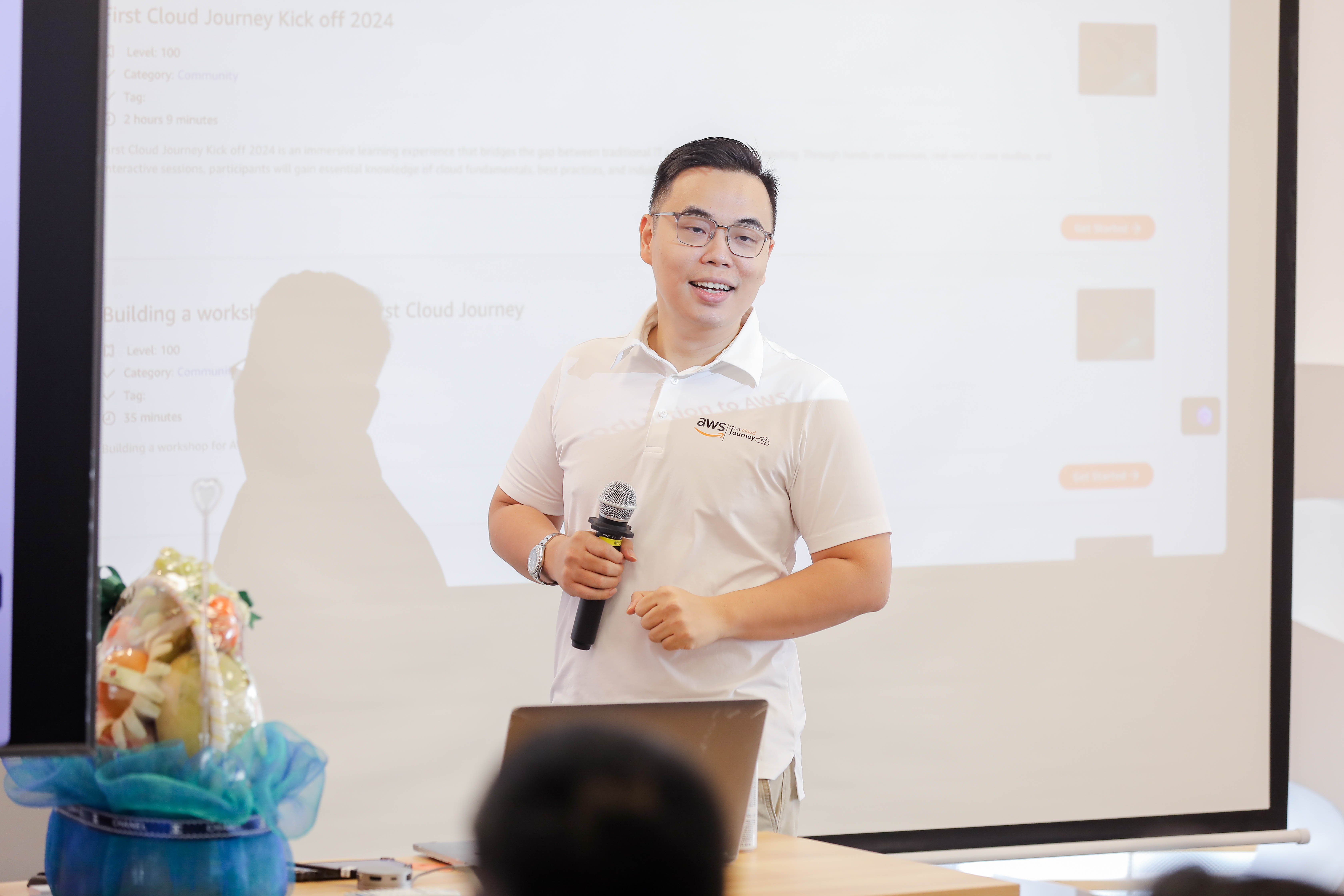 vlu-sinh-vien-khoa-cong-nghe-thong-tin-hoc-tap-va-trai-nghiem-thuc-te-tai-aws-viet-nam_a.JPG